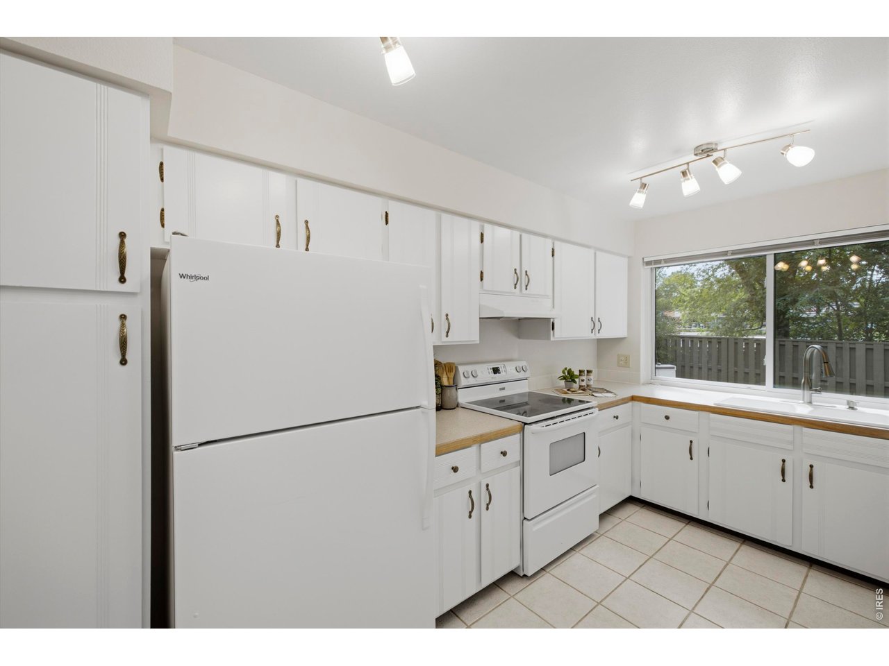 1913 Waters Edge St B