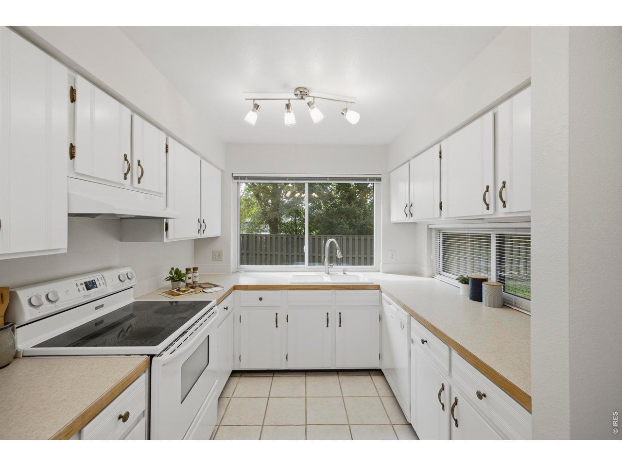 1913 Waters Edge St B