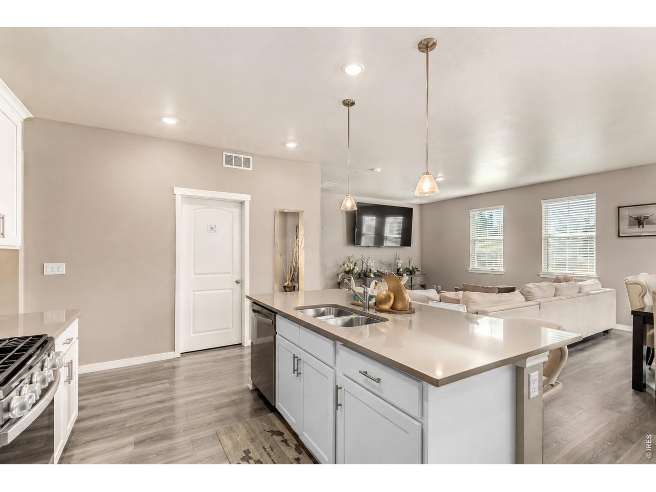 305 N 64th Ave