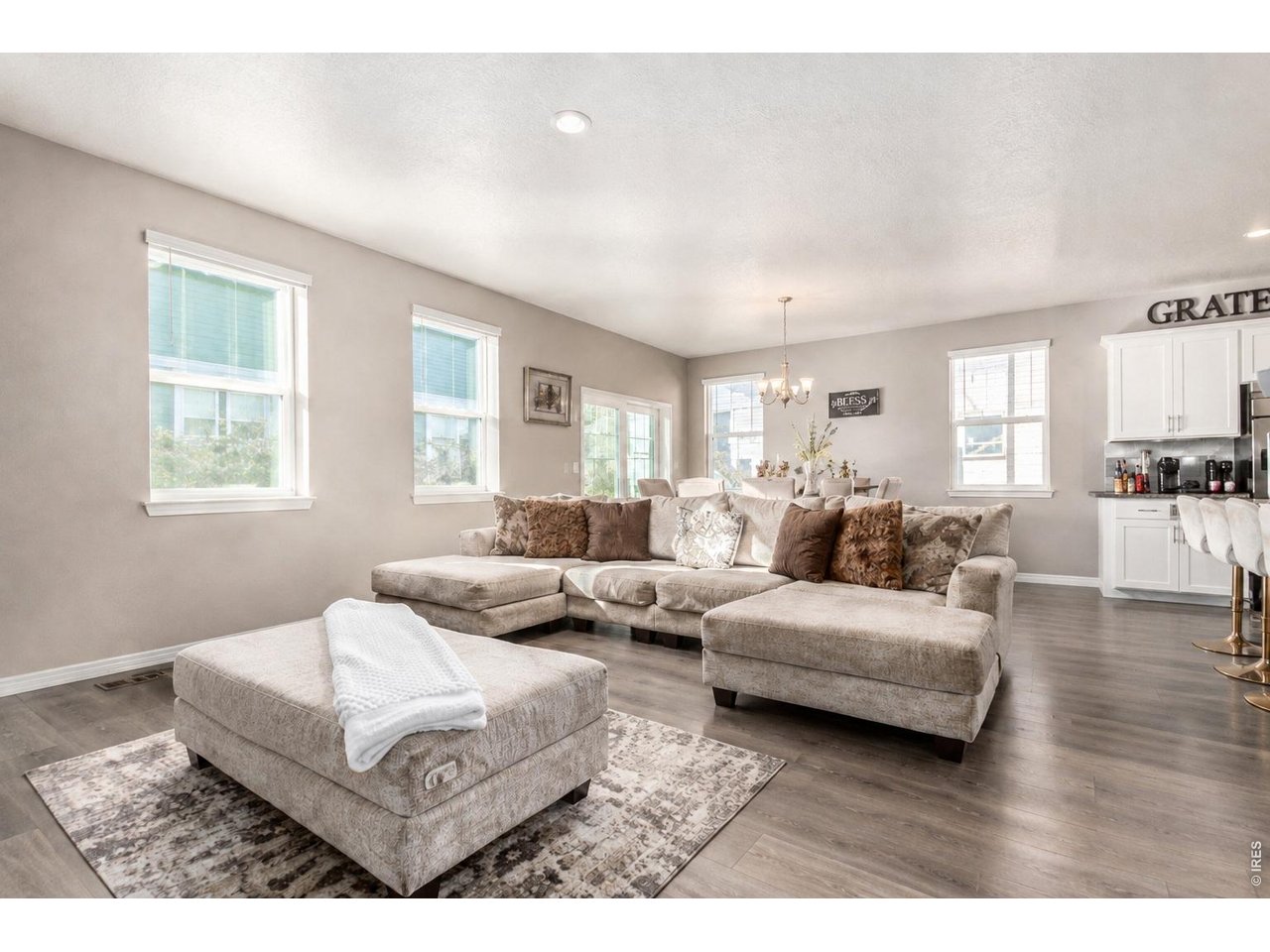 305 N 64th Ave