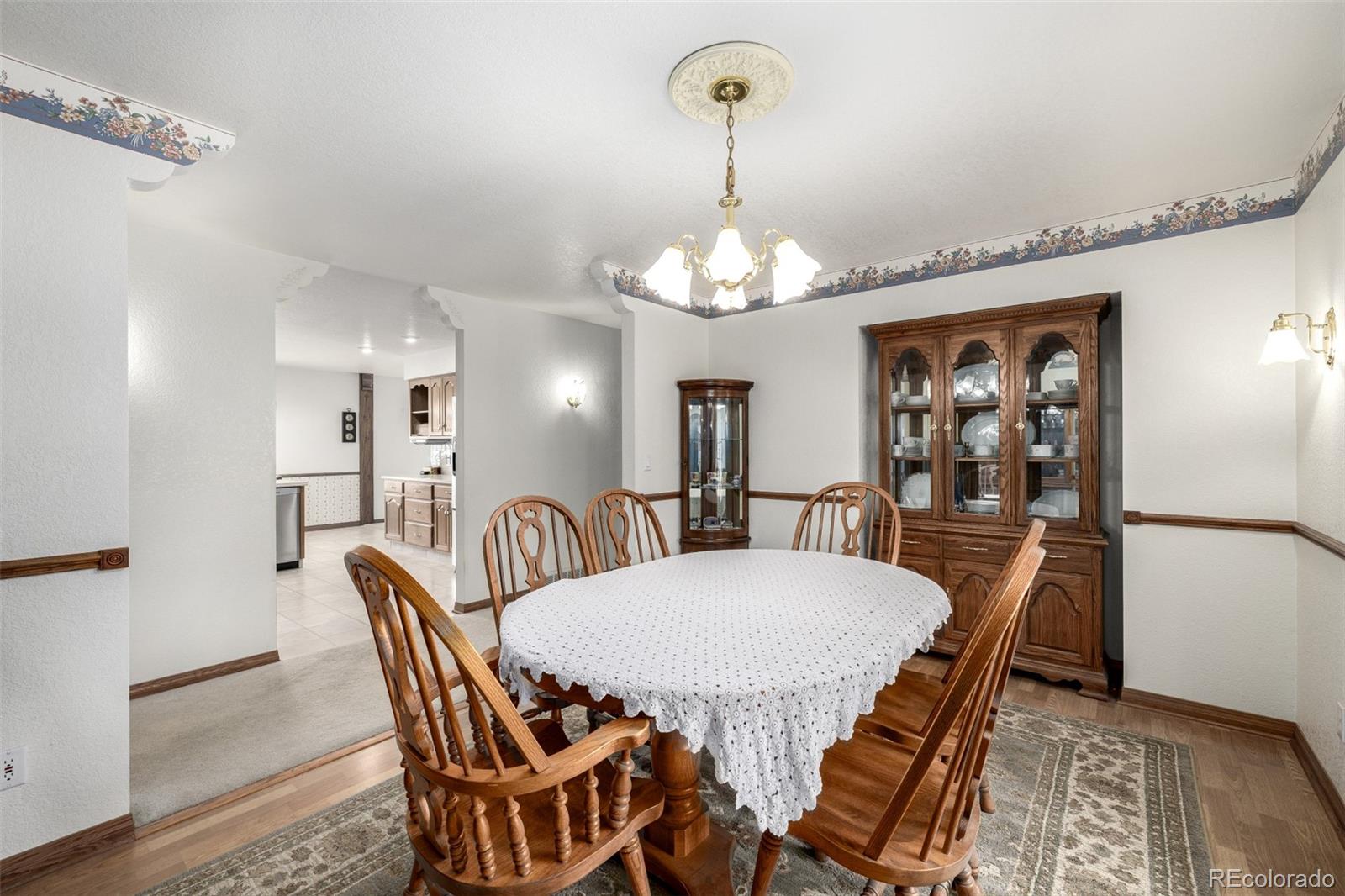 909 Fairhurst Street