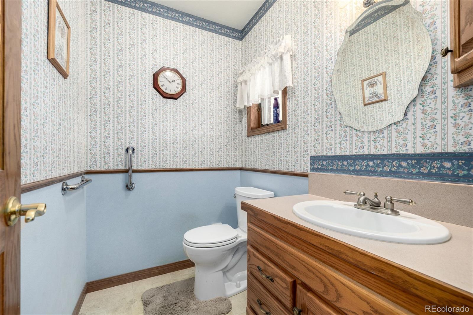 909 Fairhurst Street