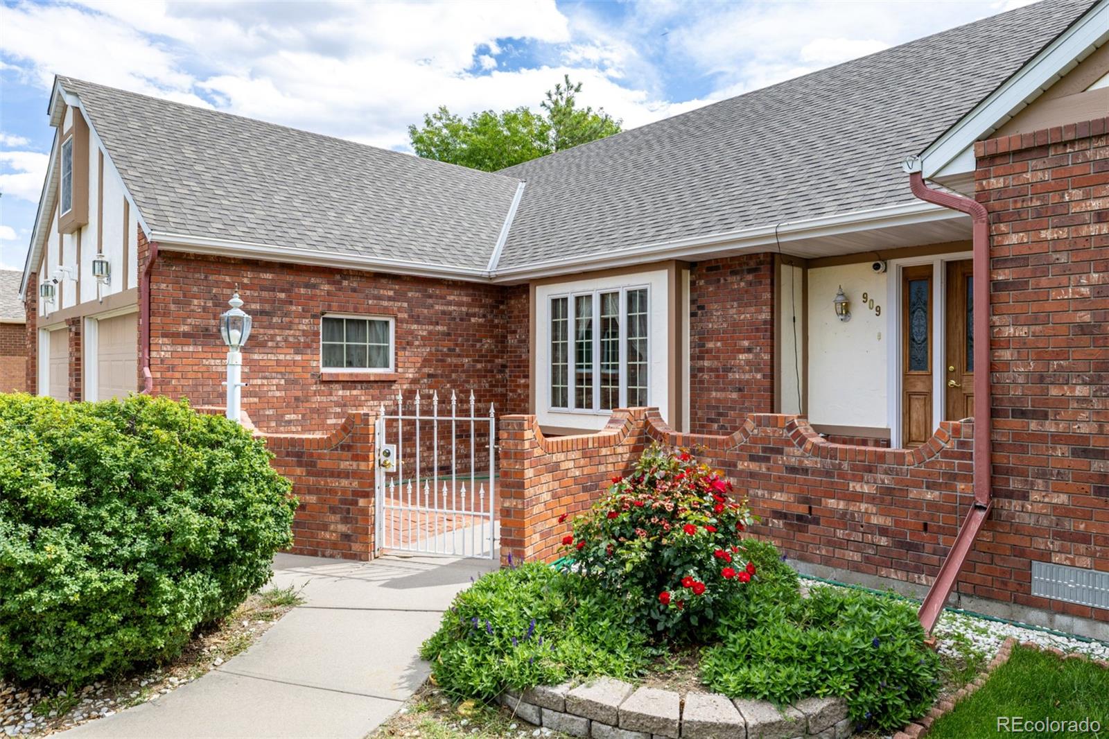 909 Fairhurst Street