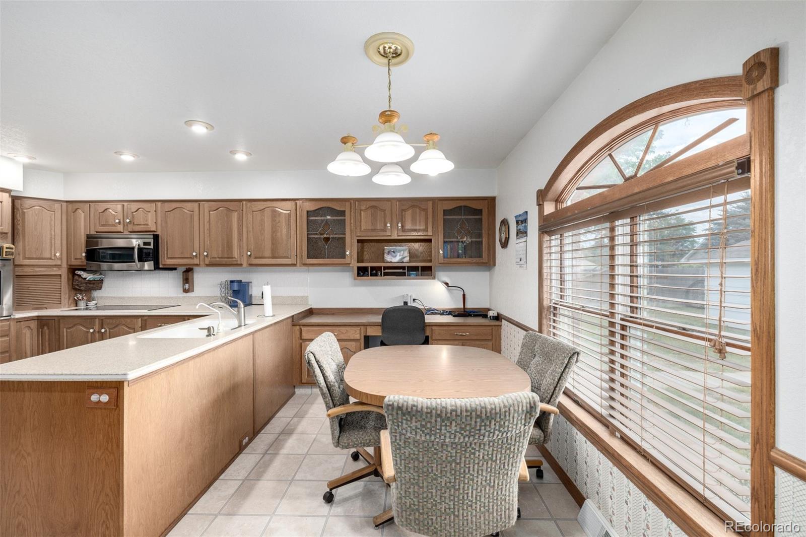 909 Fairhurst Street