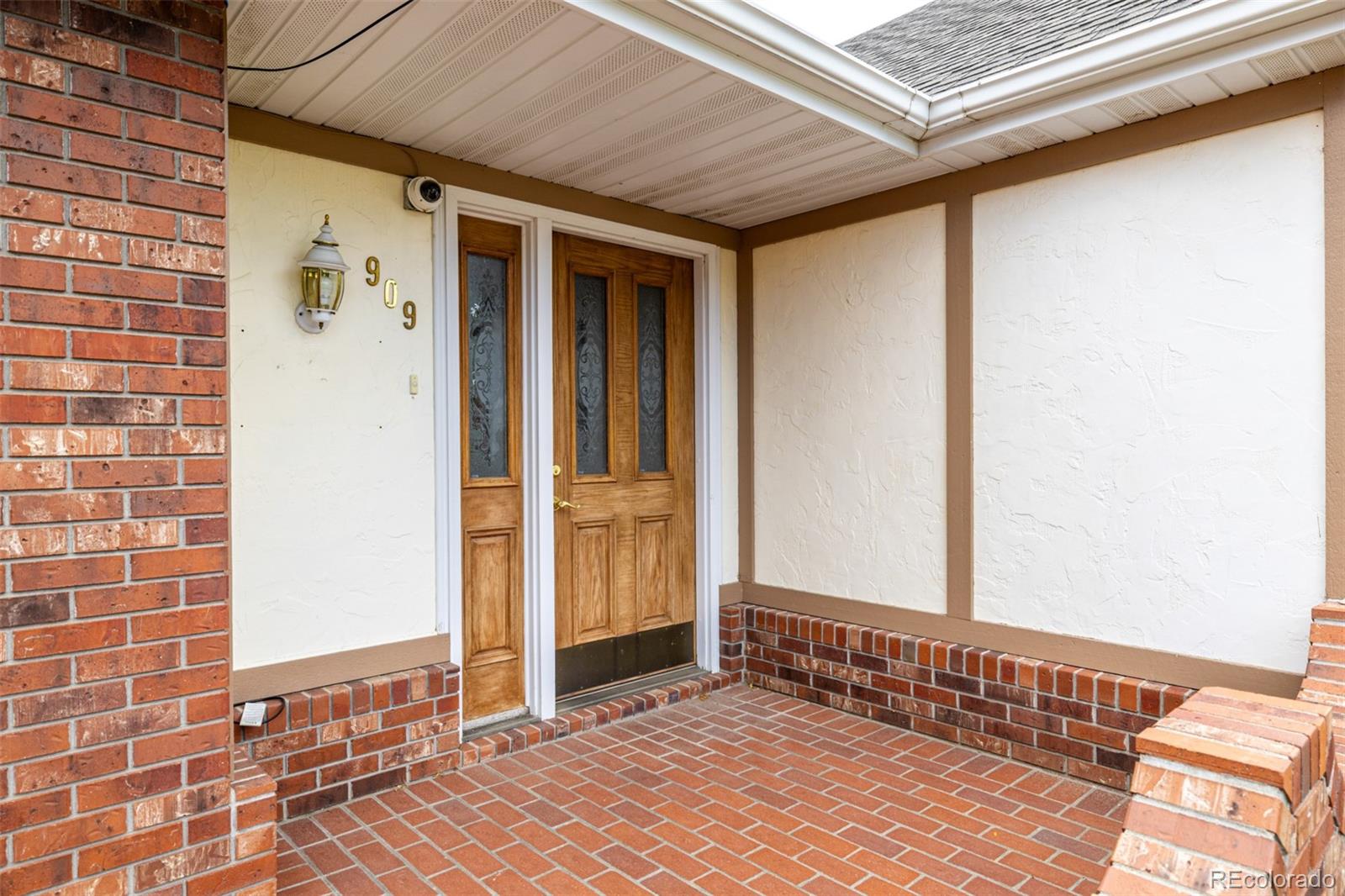 909 Fairhurst Street