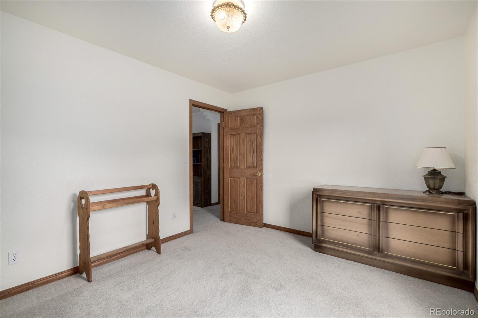 909 Fairhurst Street