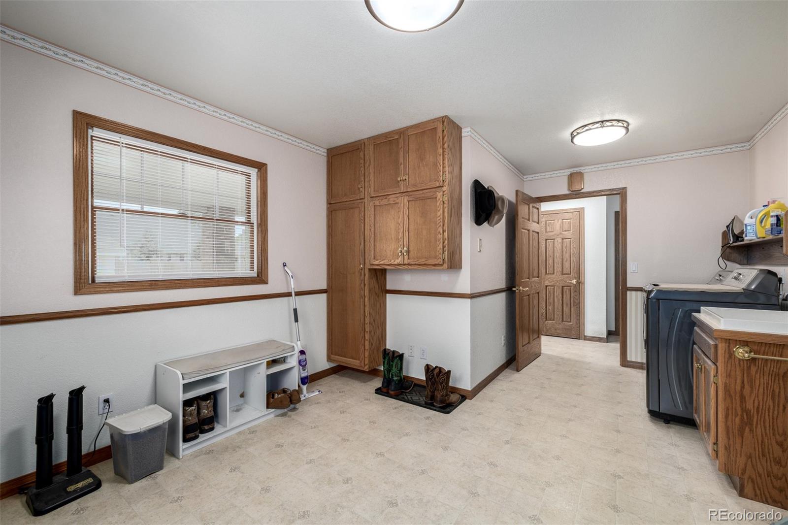 909 Fairhurst Street