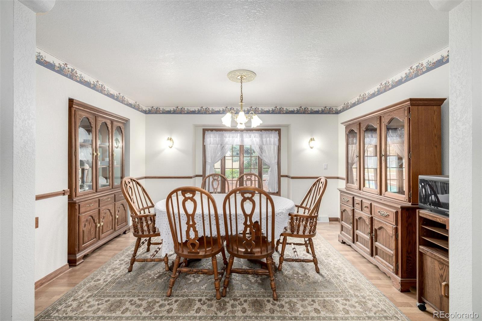 909 Fairhurst Street