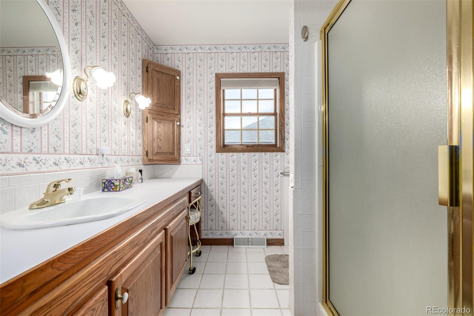 909 Fairhurst Street