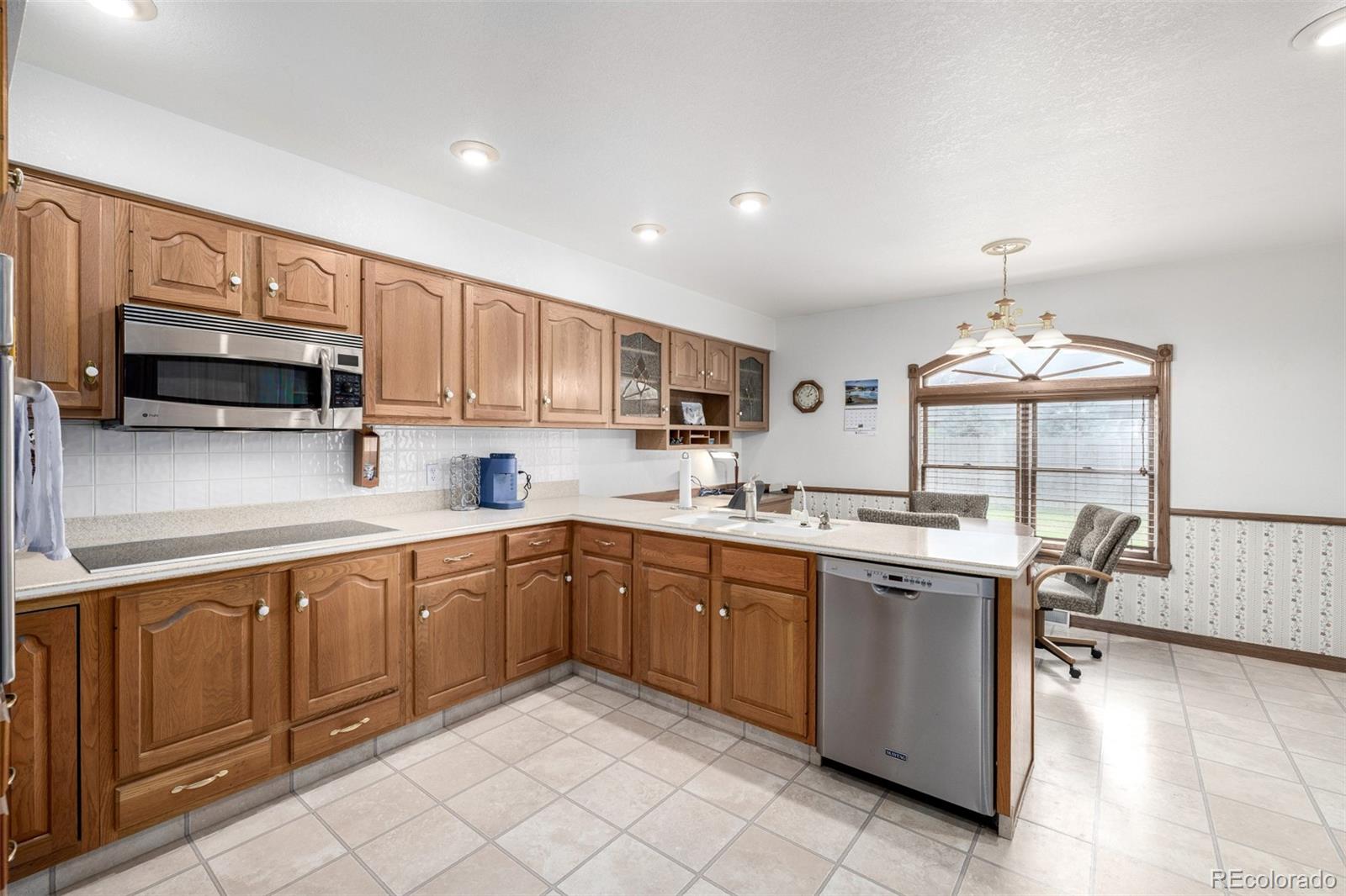 909 Fairhurst Street