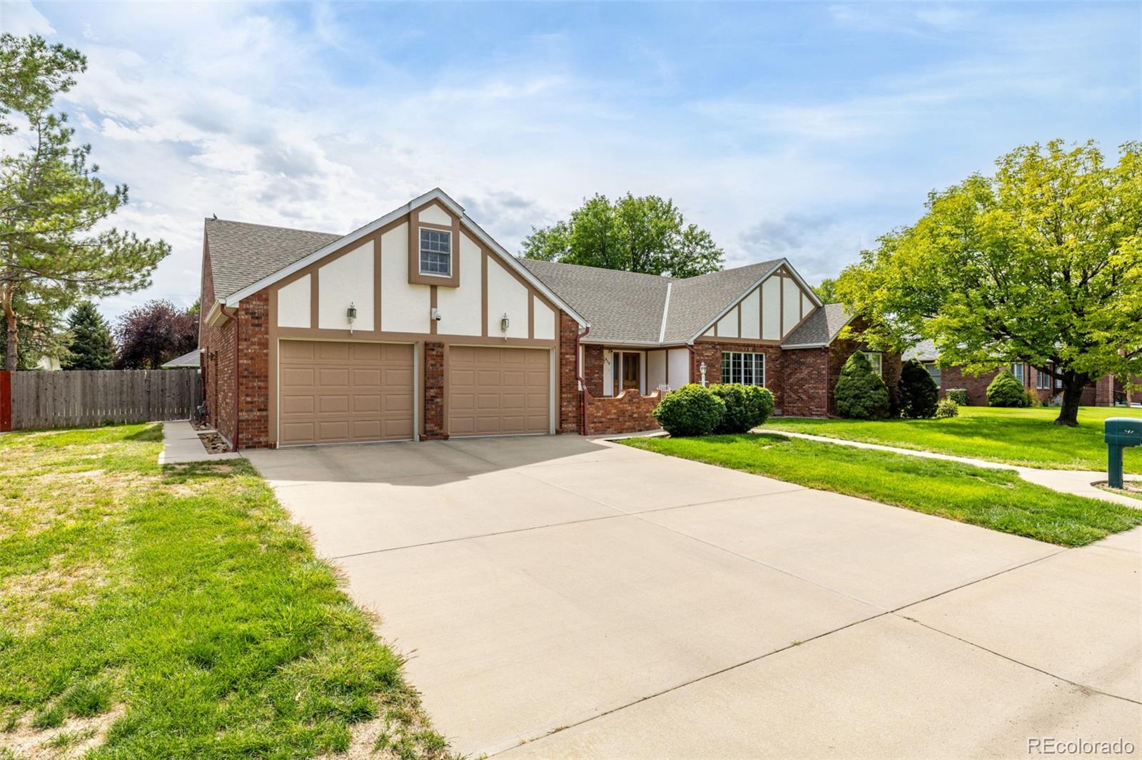 909 Fairhurst Street