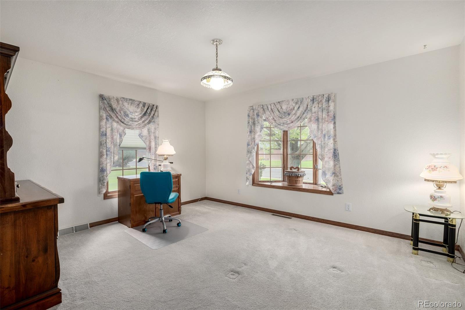 909 Fairhurst Street