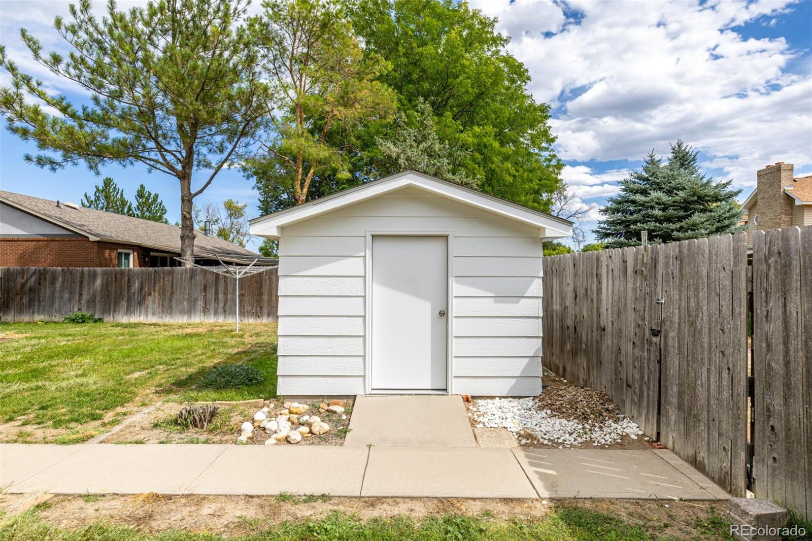 909 Fairhurst Street