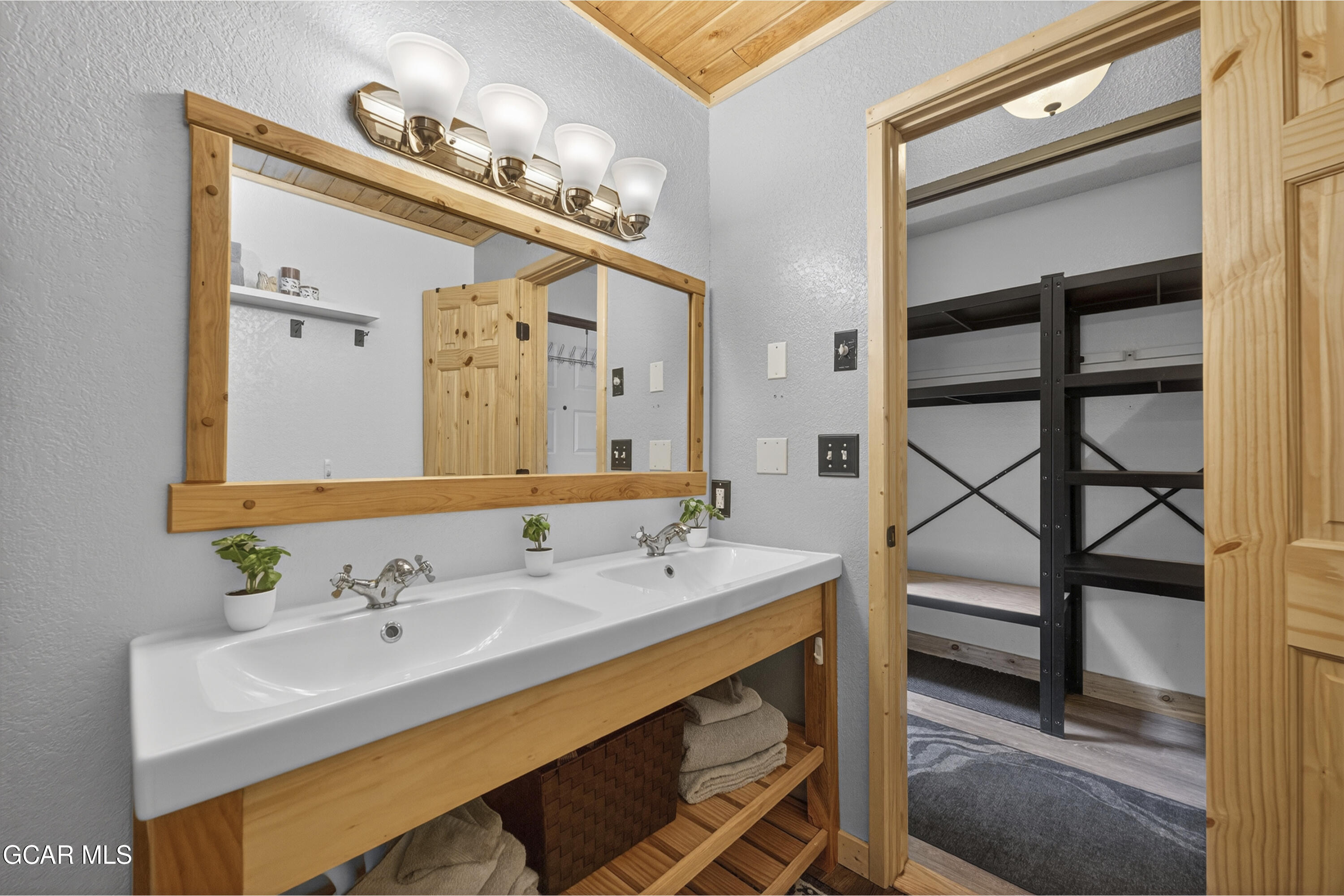 062927 US HWY 40 627 (door 635)