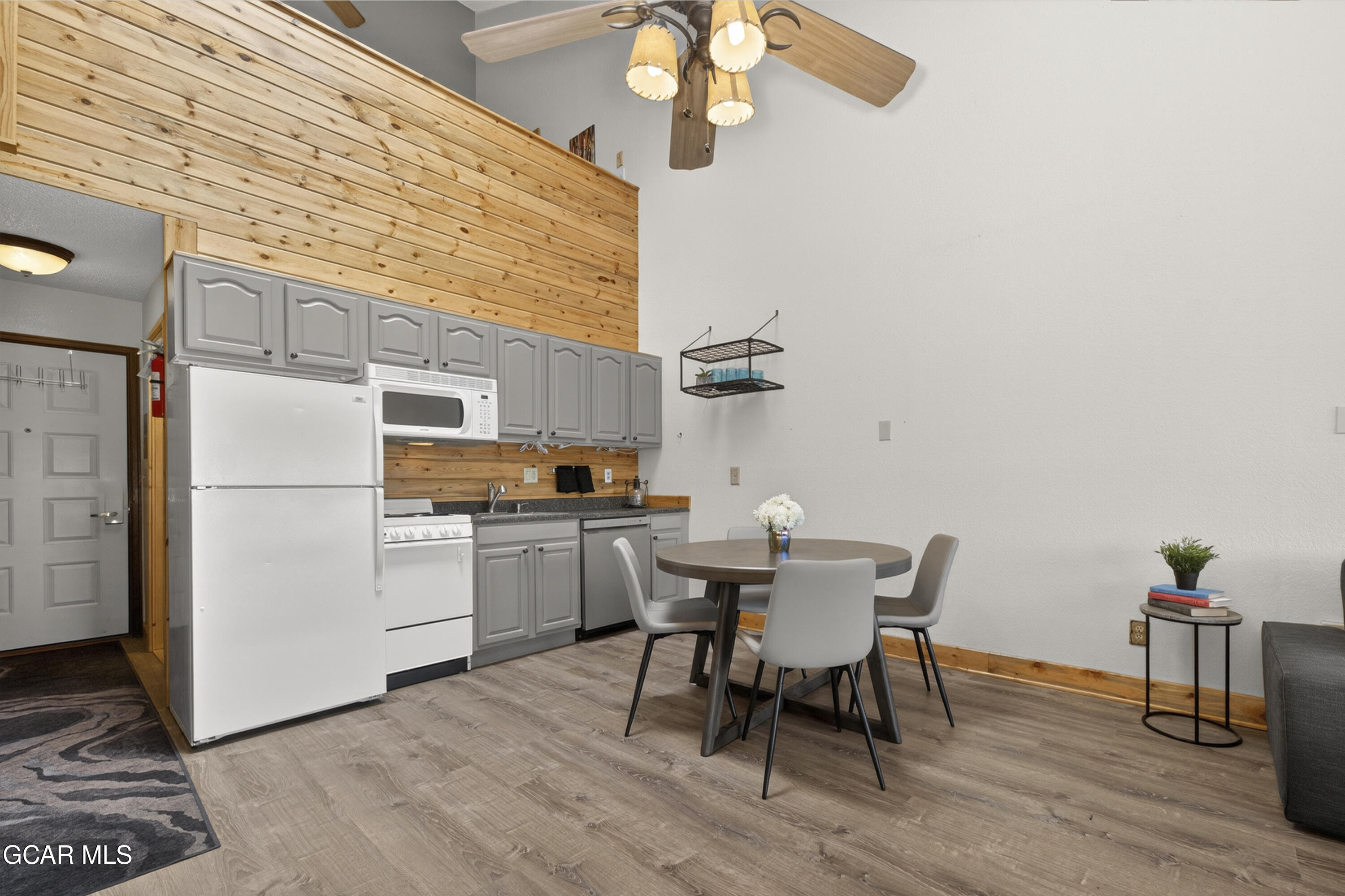 062927 US HWY 40 627 (door 635)