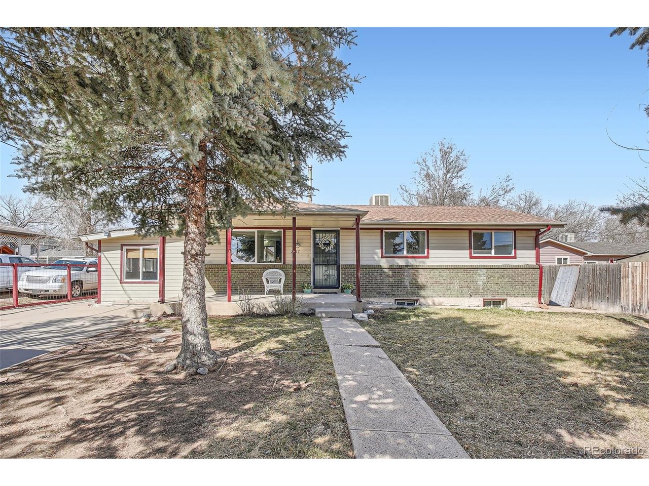 2557 W Hillside Ave