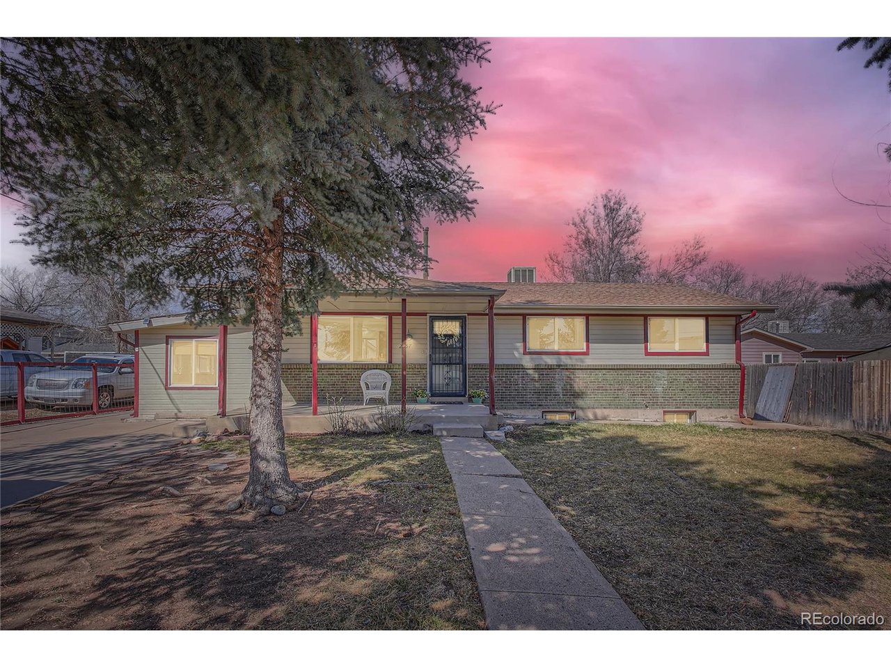 2557 W Hillside Ave