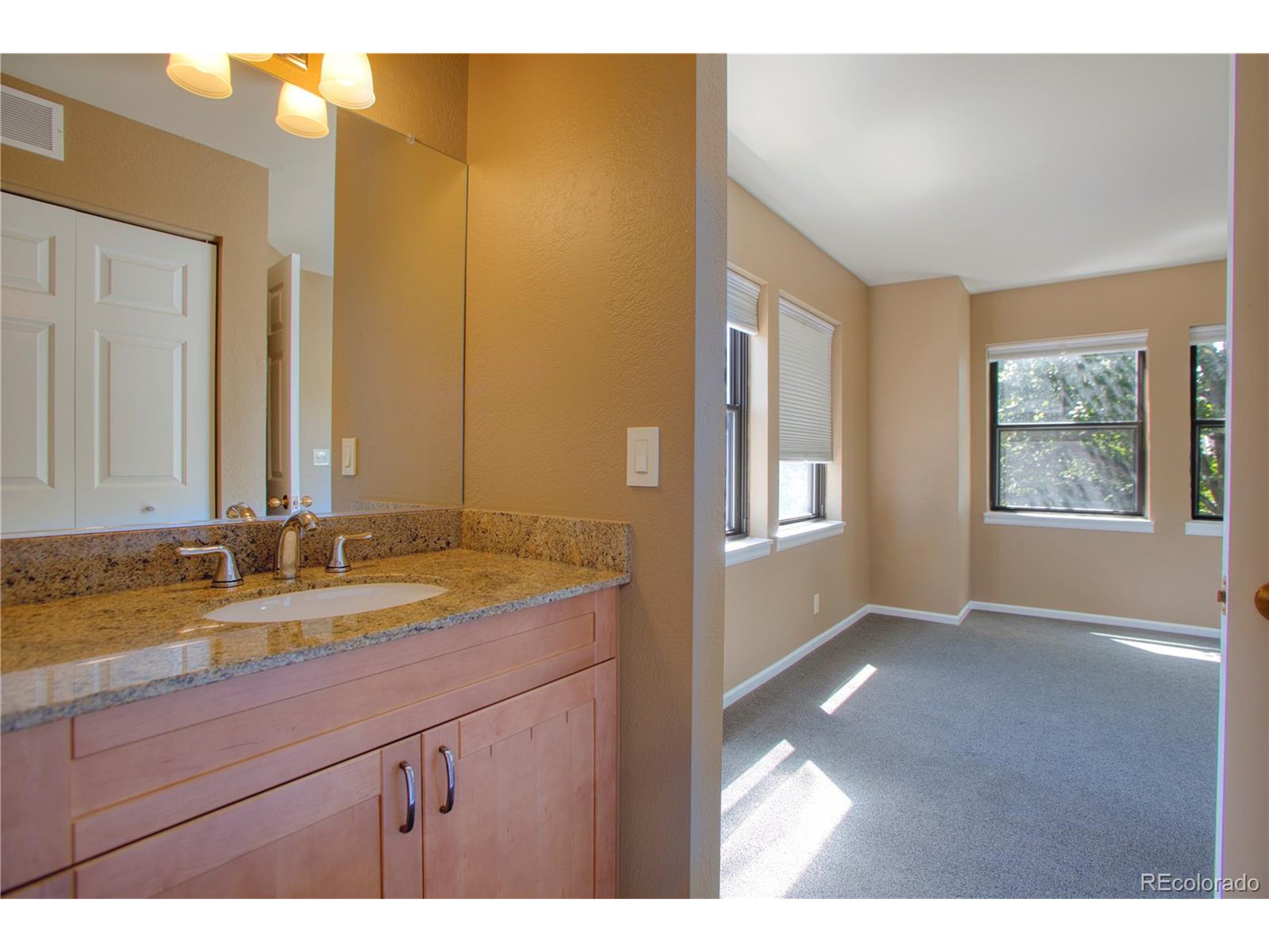 2 Acoma St 2