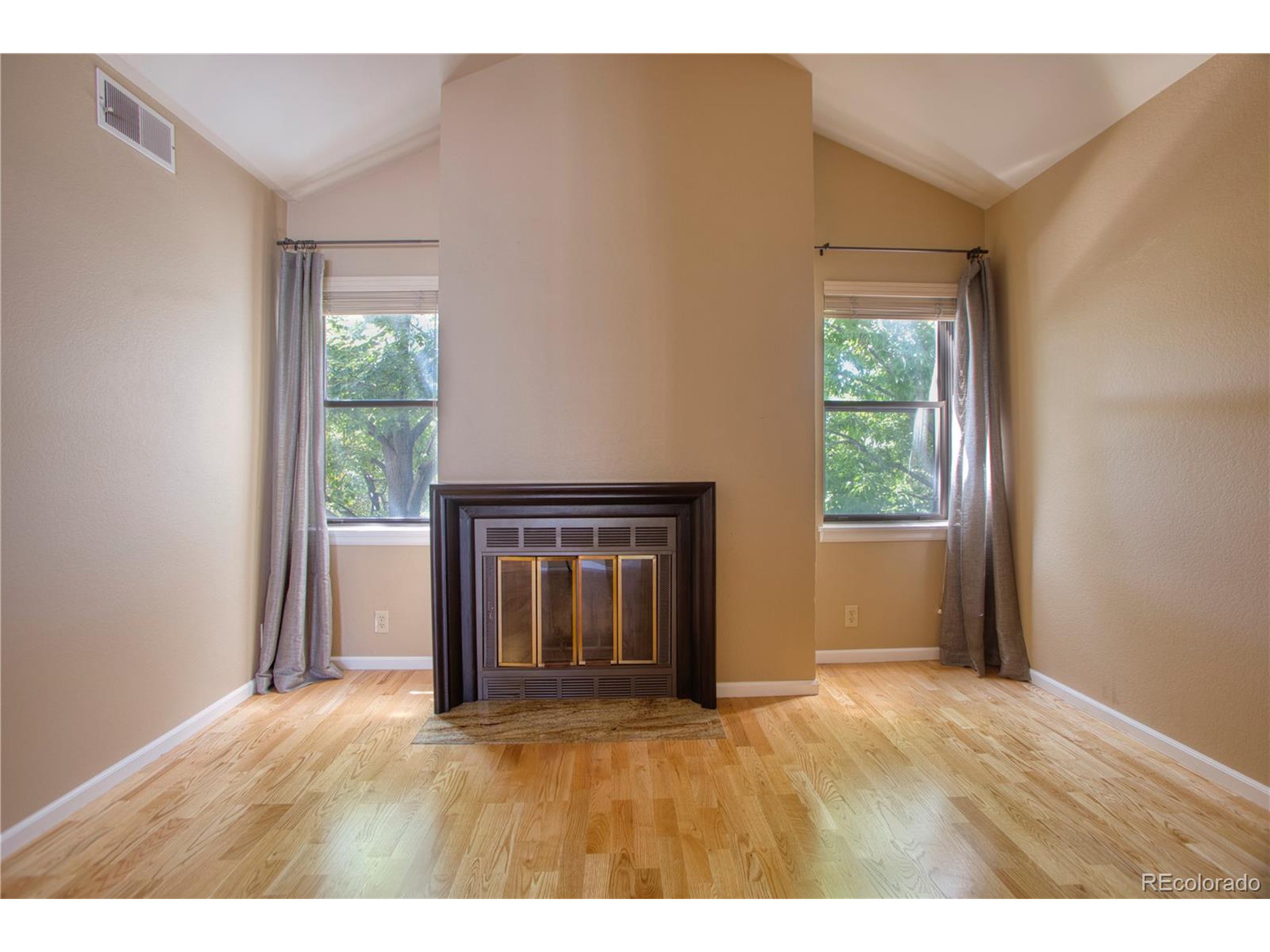 2 Acoma St 2
