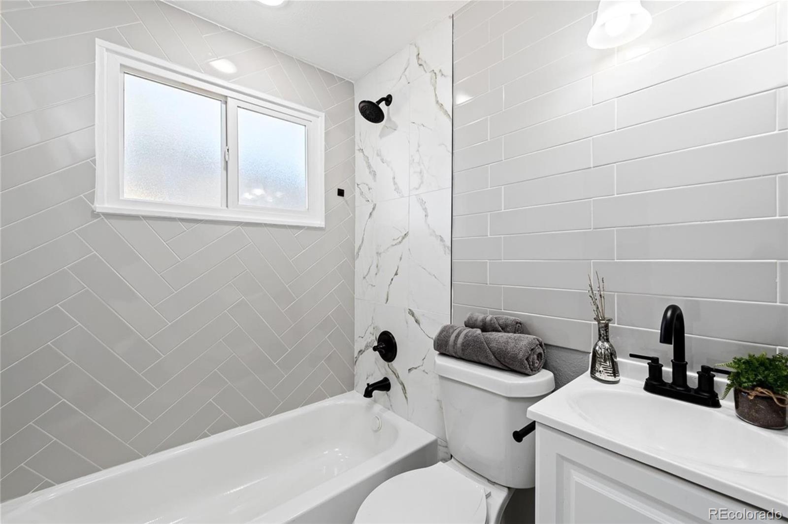 2811-2813 S Delaware Street