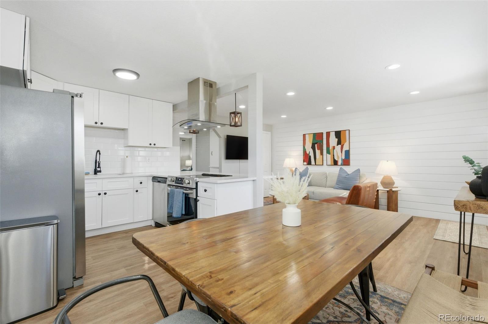 2811-2813 S Delaware Street