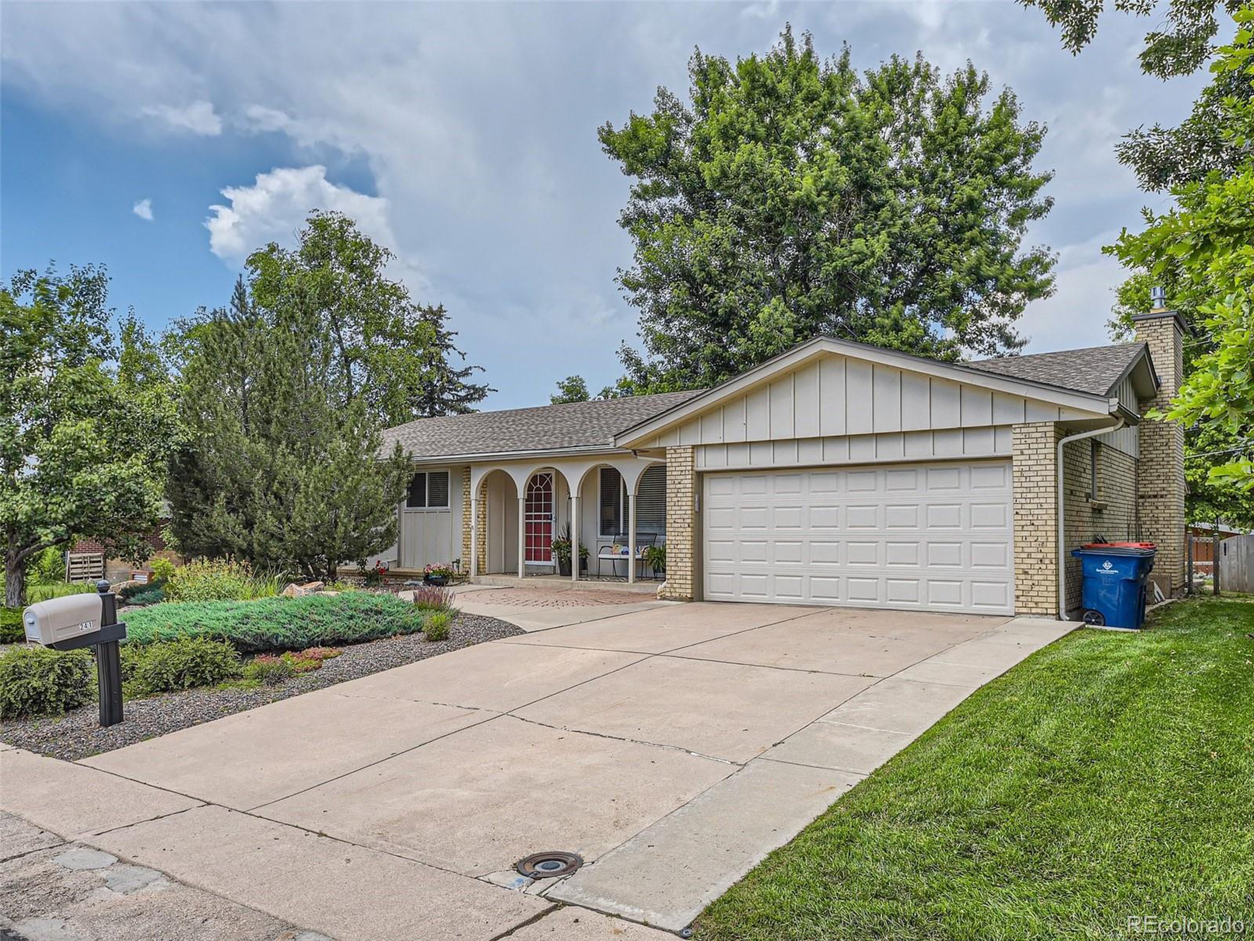241 W Acoma Dr