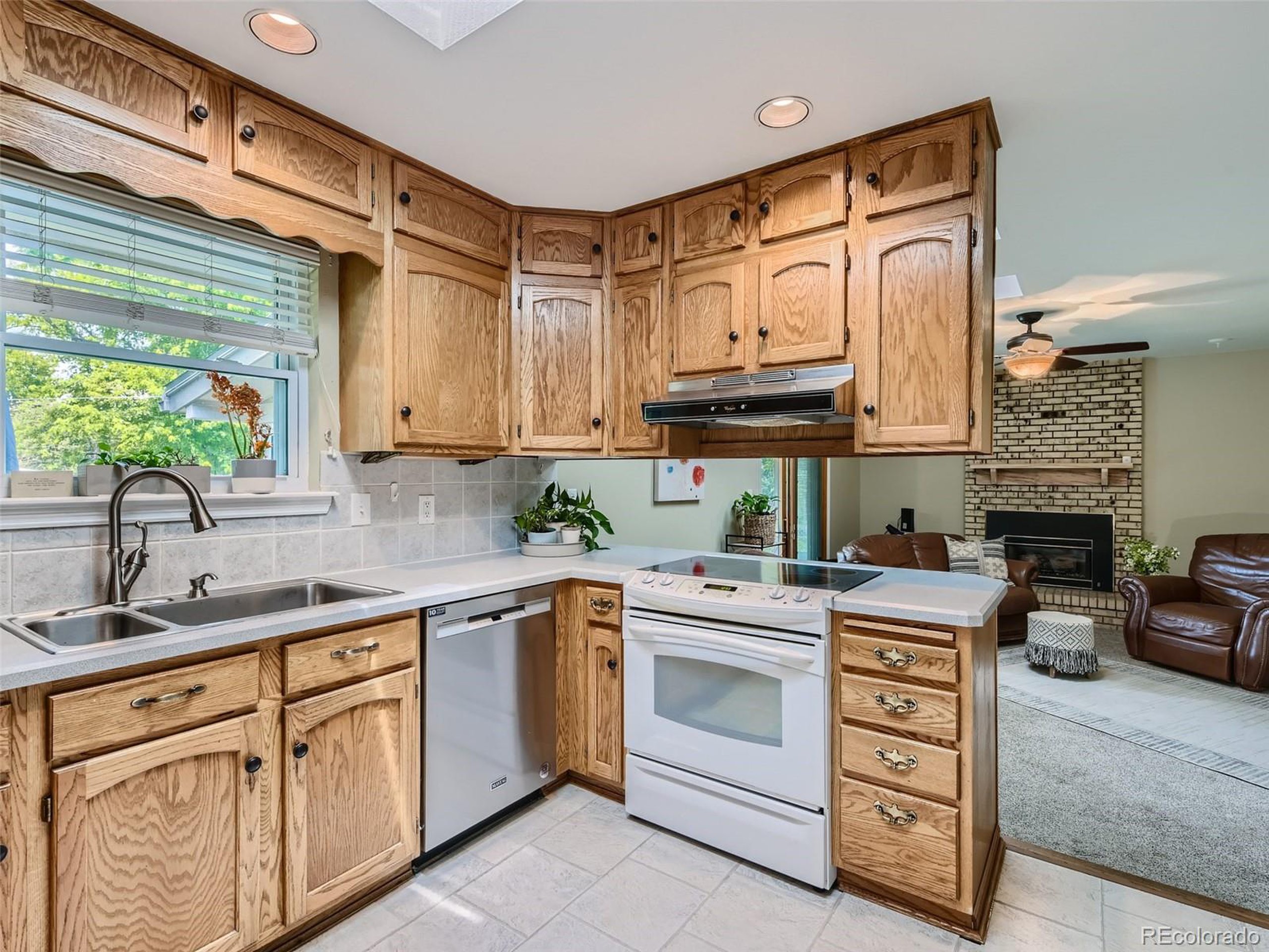 241 W Acoma Dr