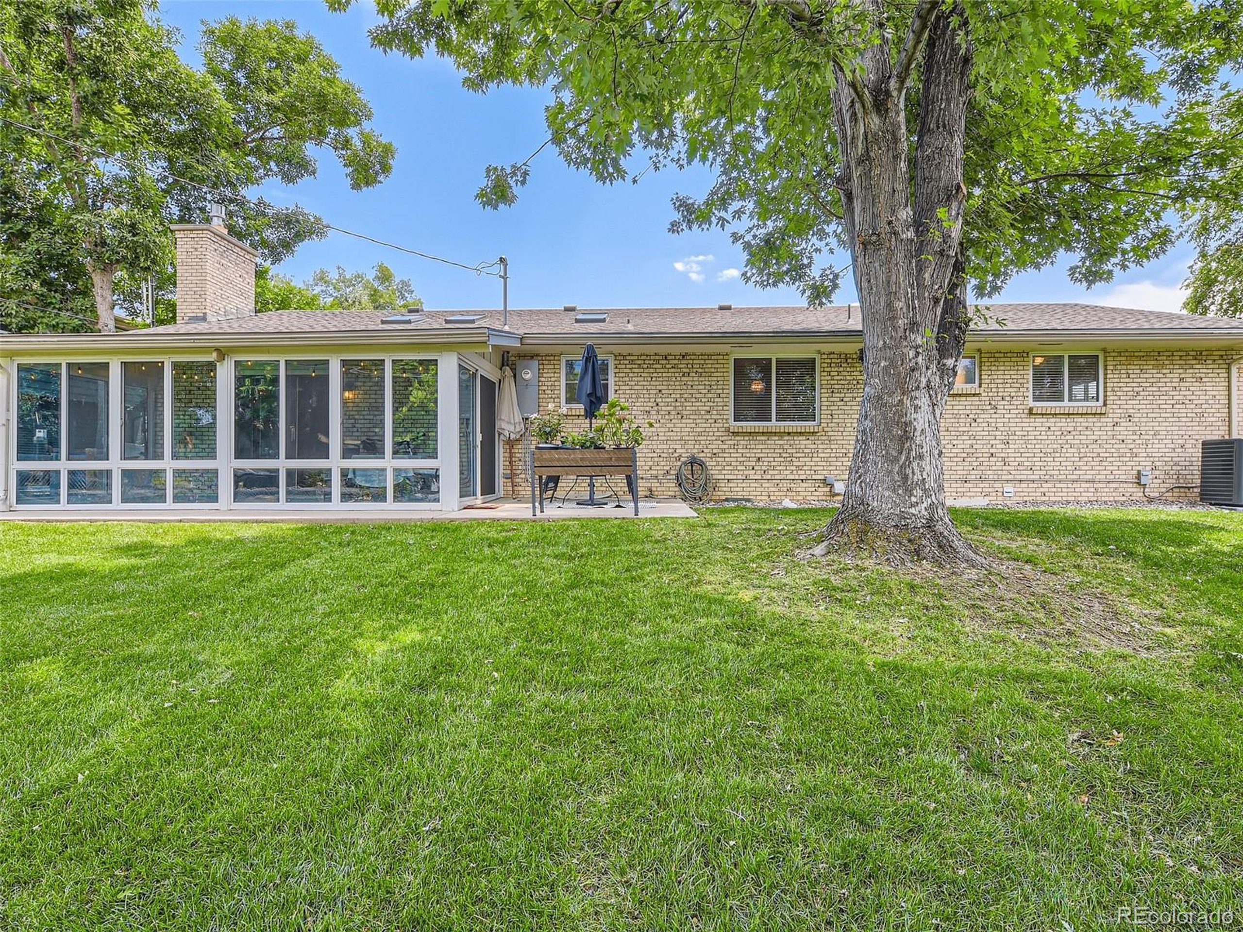 241 W Acoma Dr