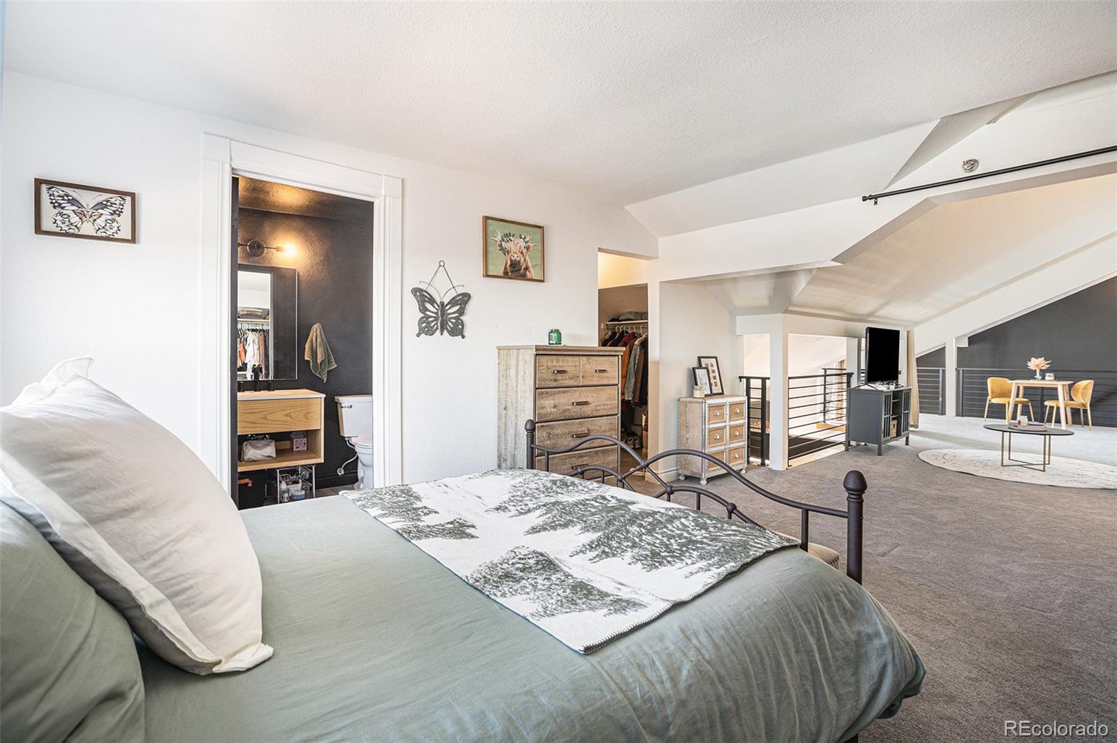 3249 W Fairview Place Unit: 208