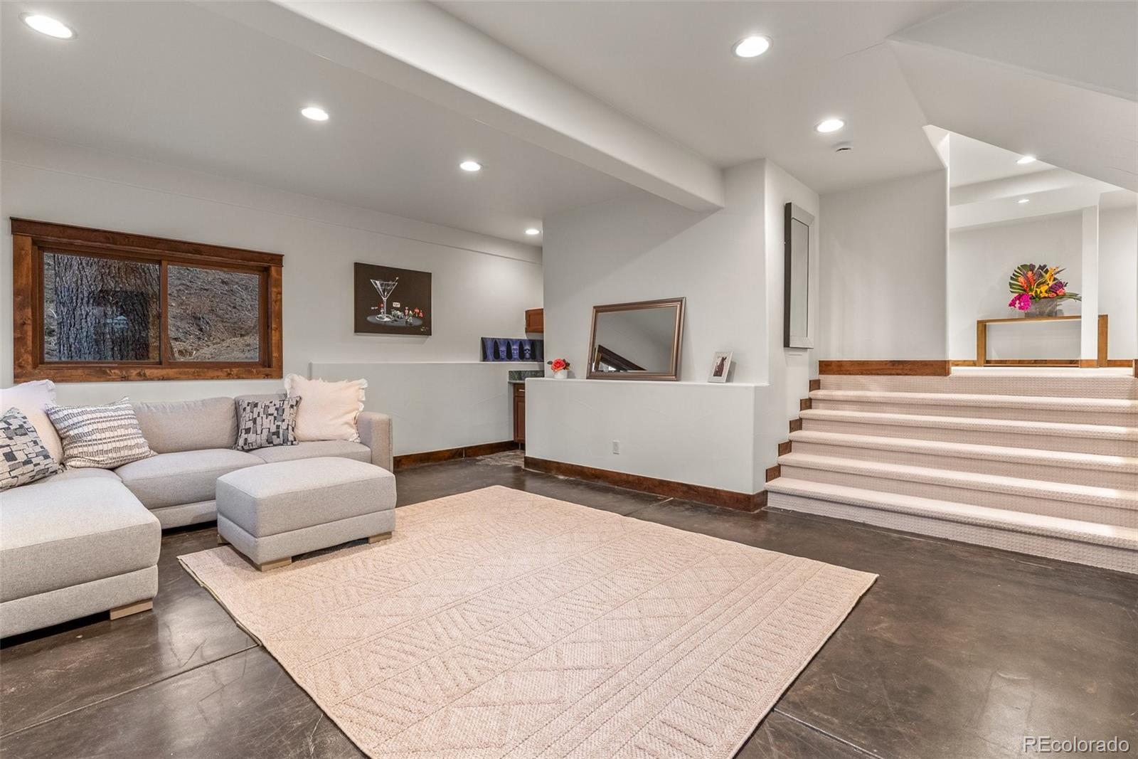 1290 S Lininger Drive