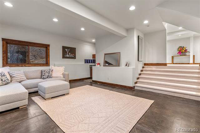 1290 S Lininger Drive