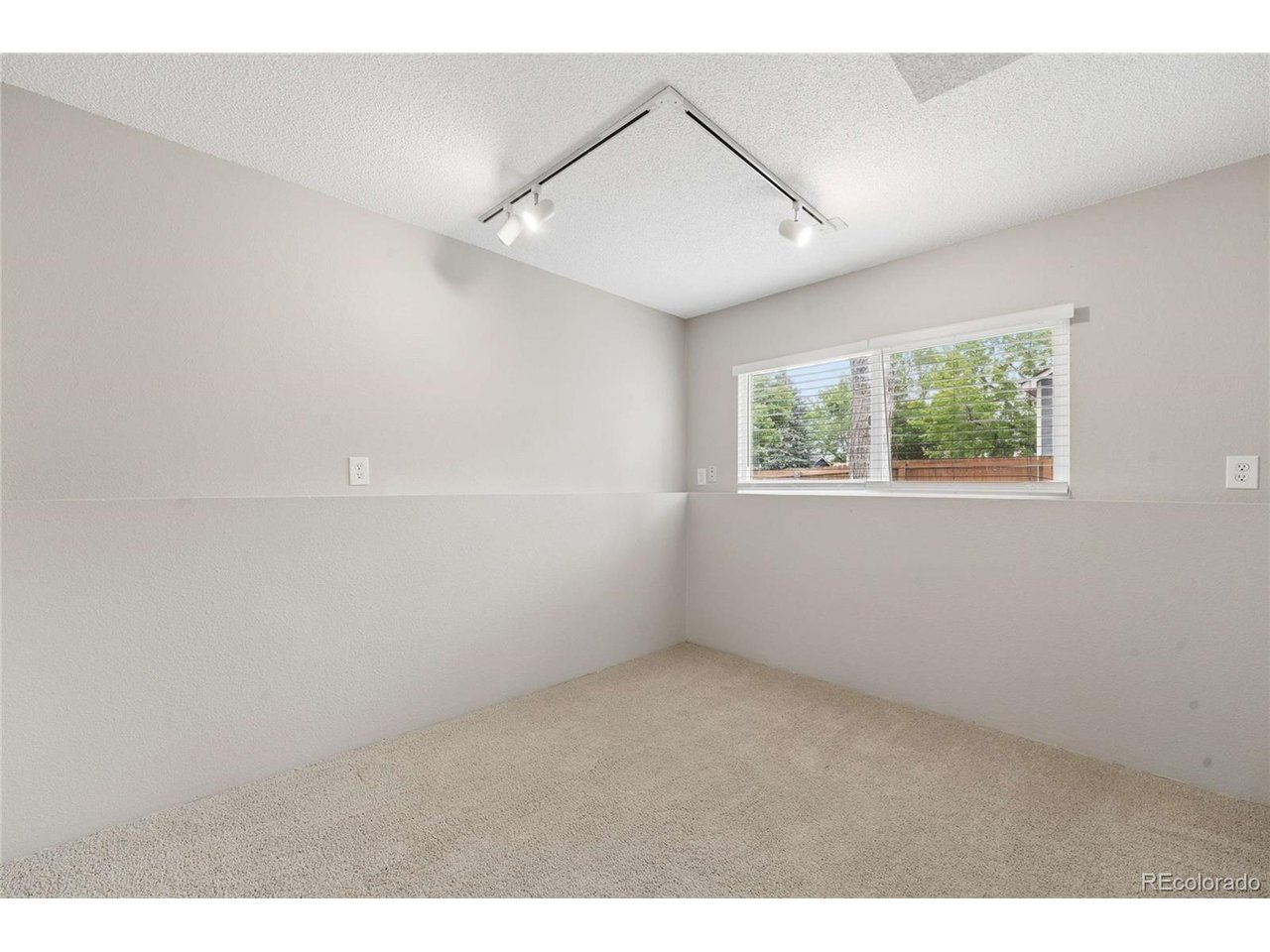 3734 Canterbury Cir