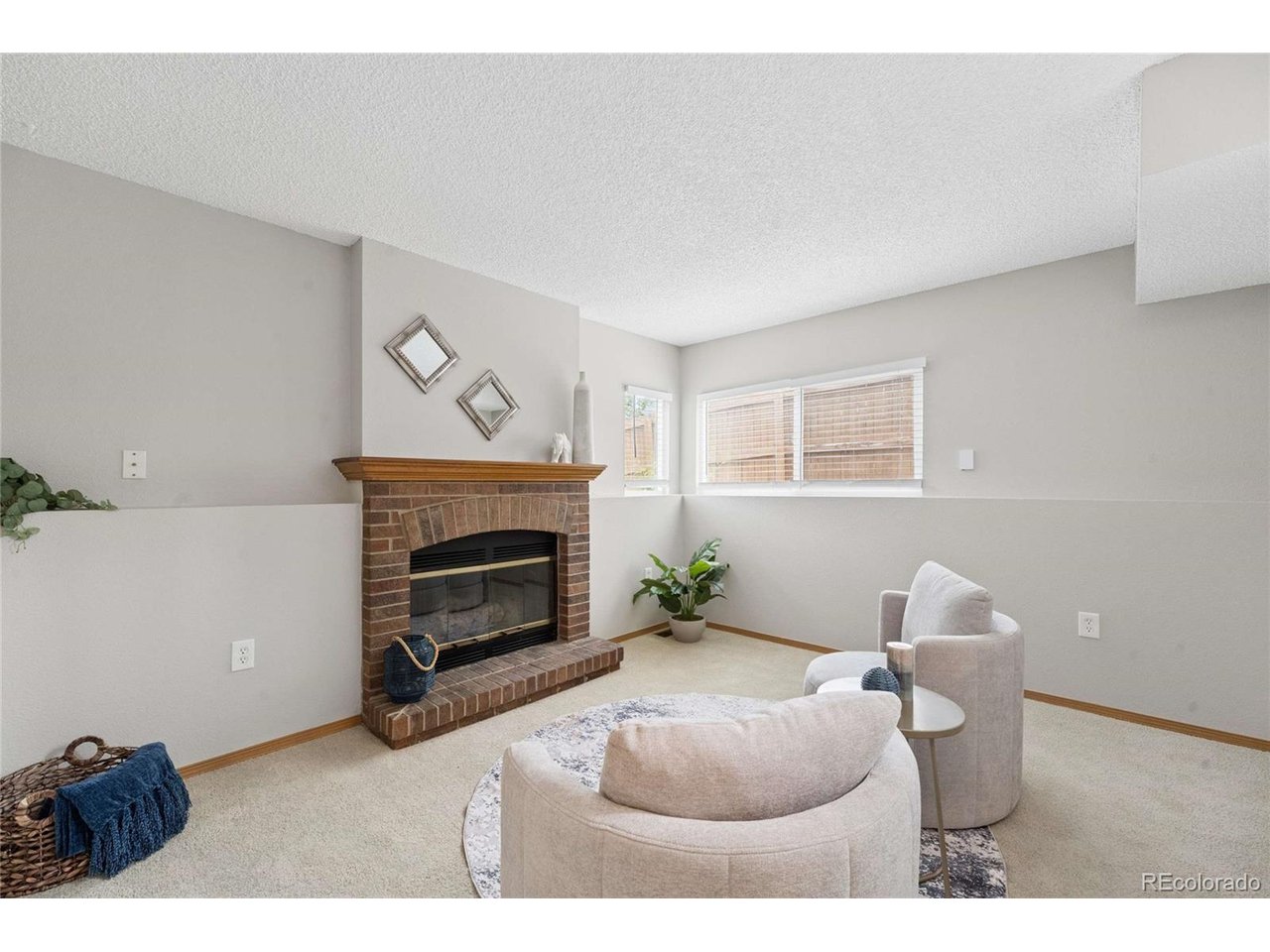 3734 Canterbury Cir