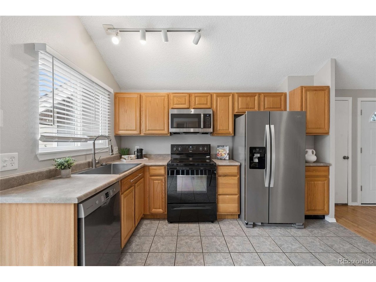 3734 Canterbury Cir
