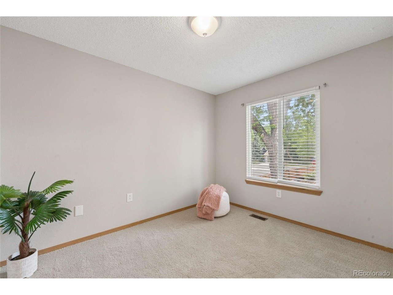 3734 Canterbury Cir