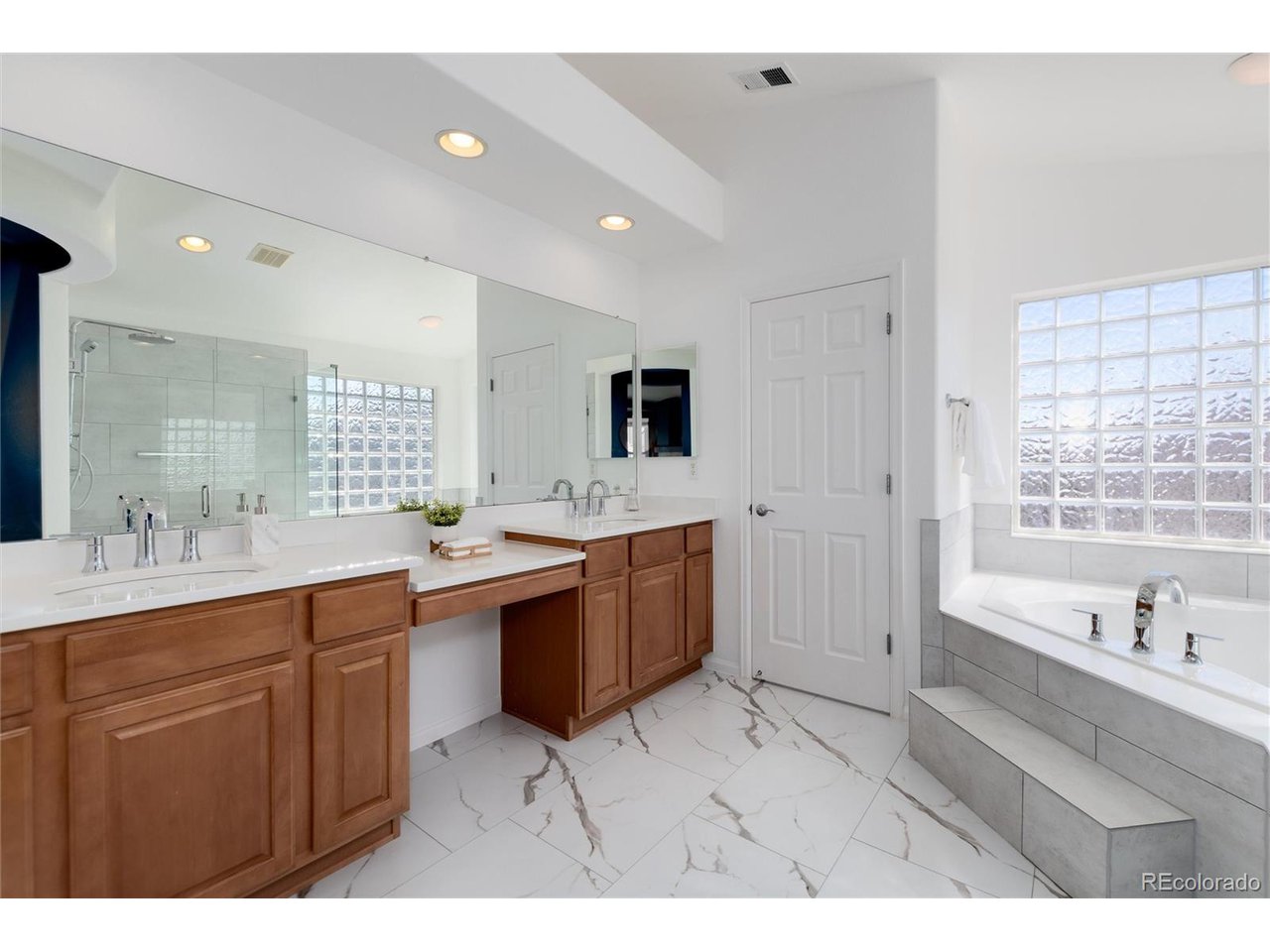 7801 Universal Ct