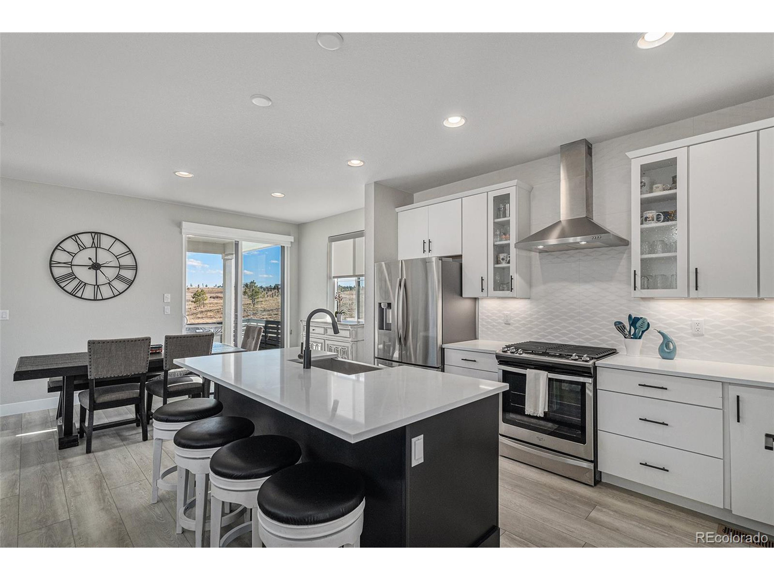 6183 Stable View St