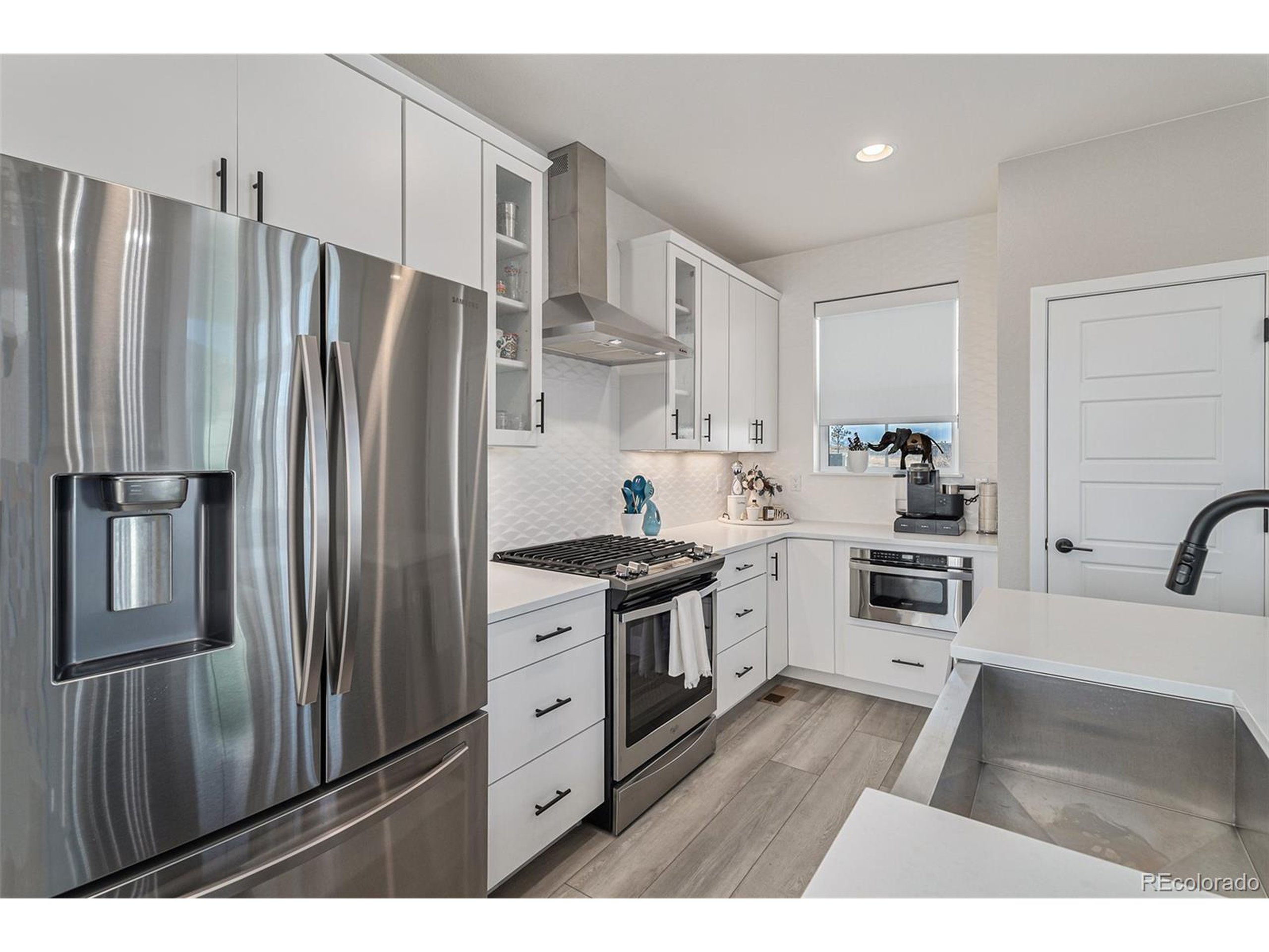 6183 Stable View St