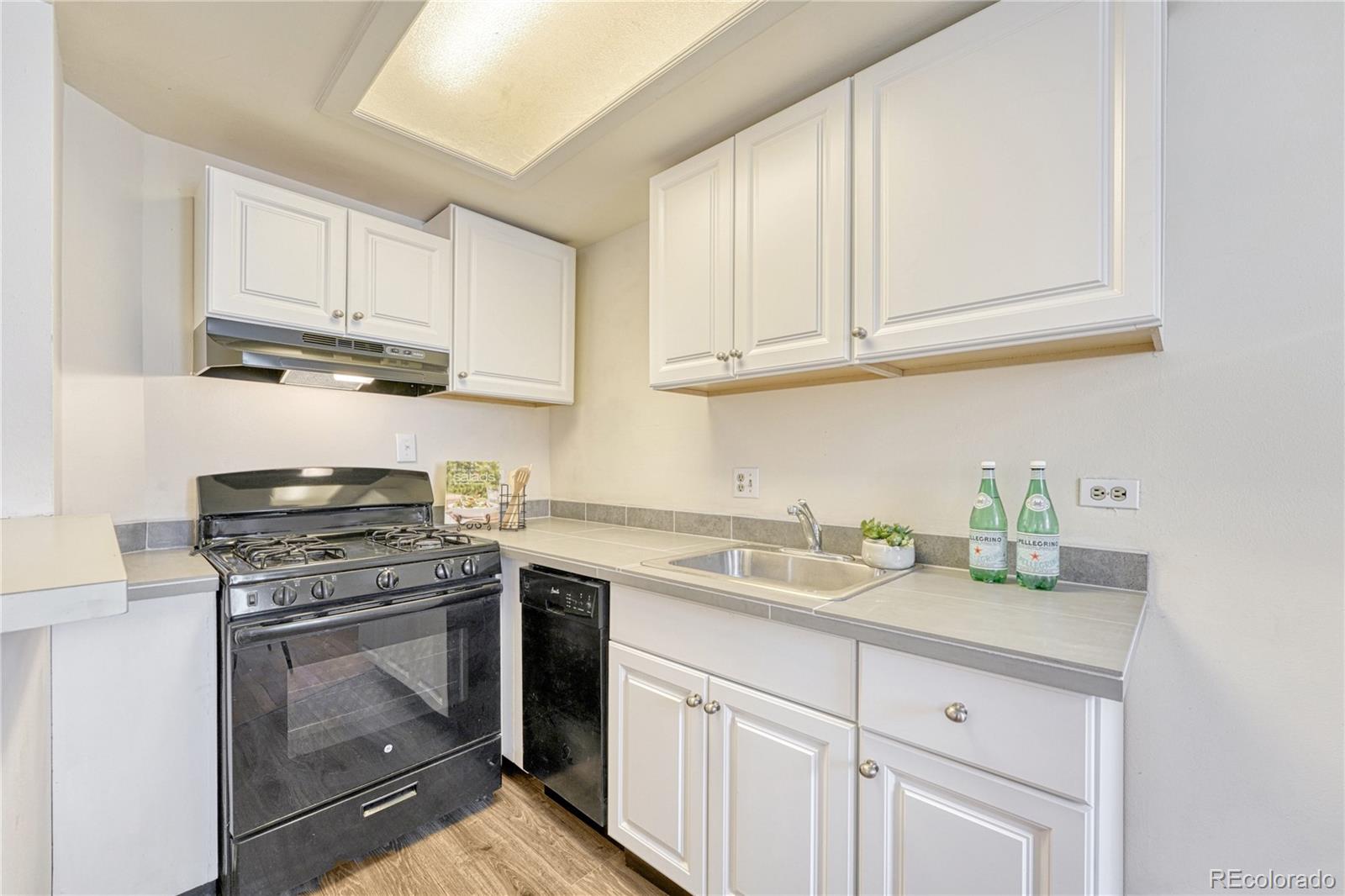 1275 N Clarkson Street Unit: 6
