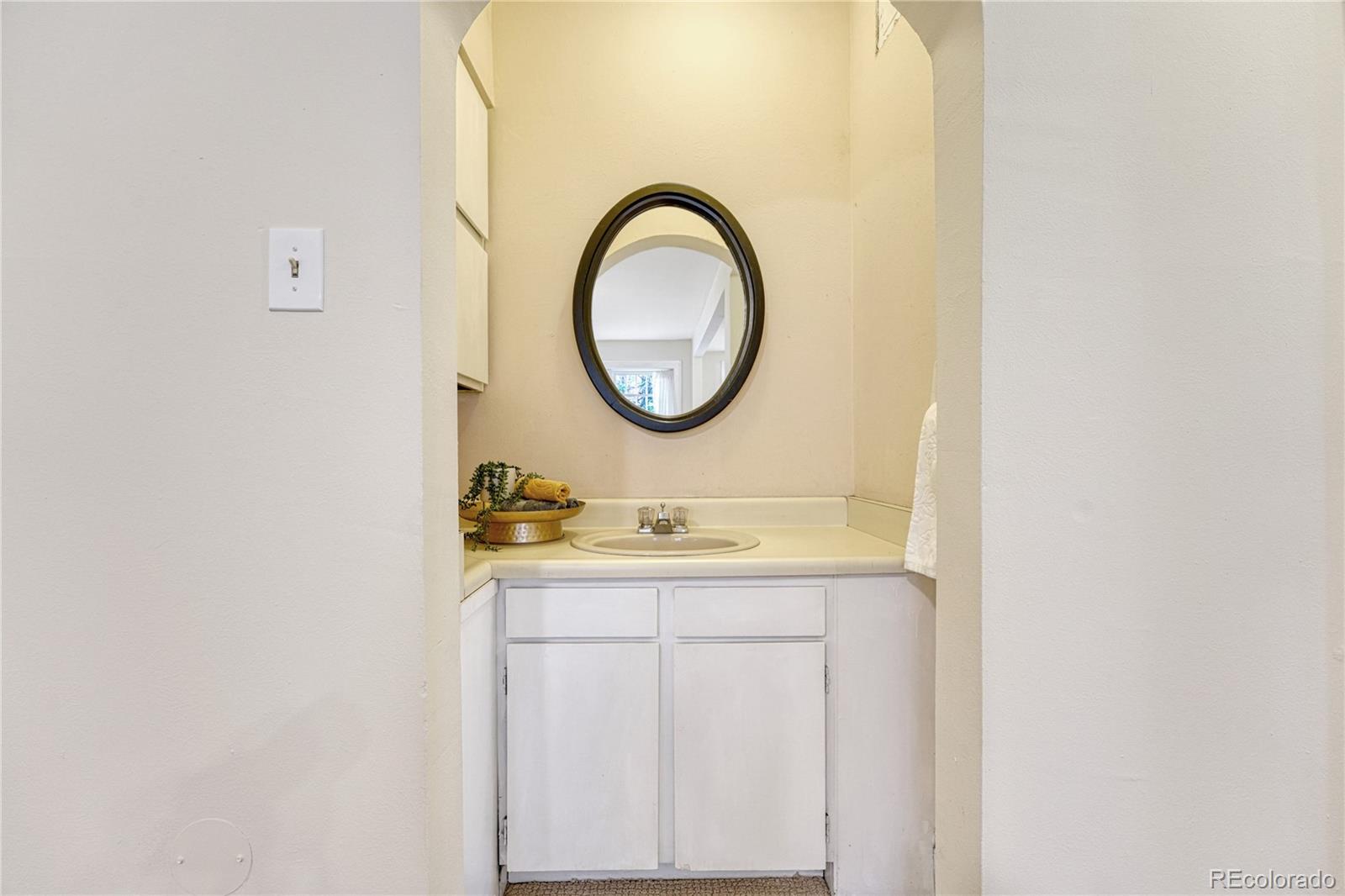 1275 N Clarkson Street Unit: 6
