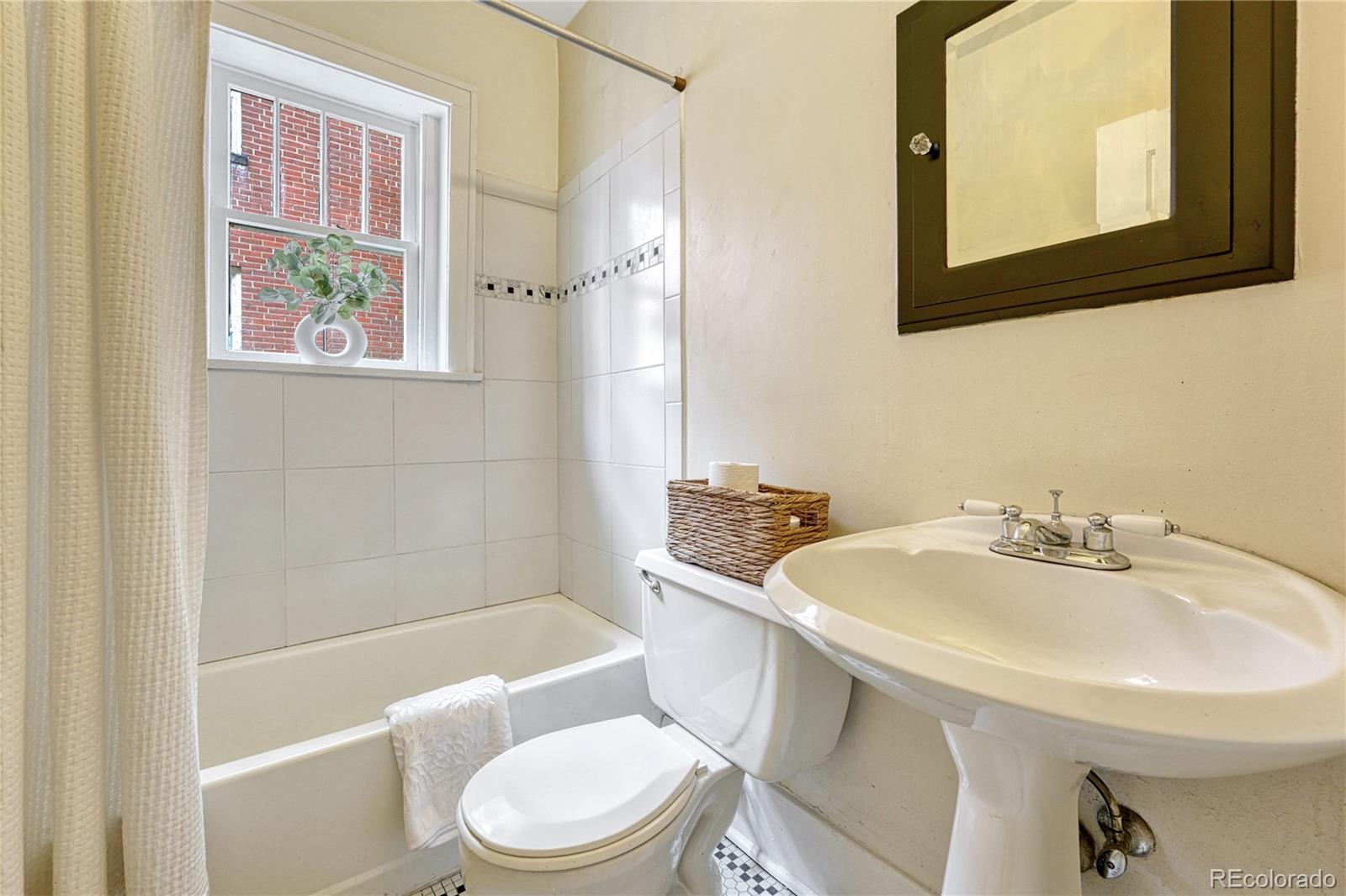 1275 N Clarkson Street Unit: 6