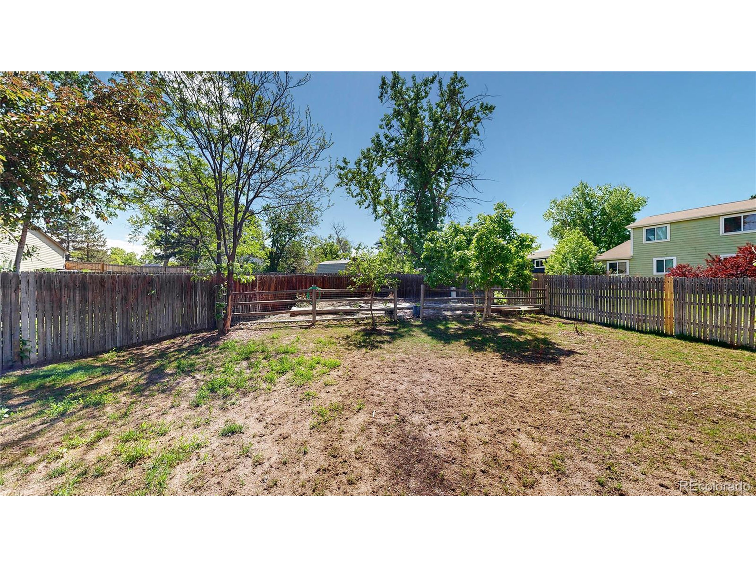 10462 W Ida Pl
