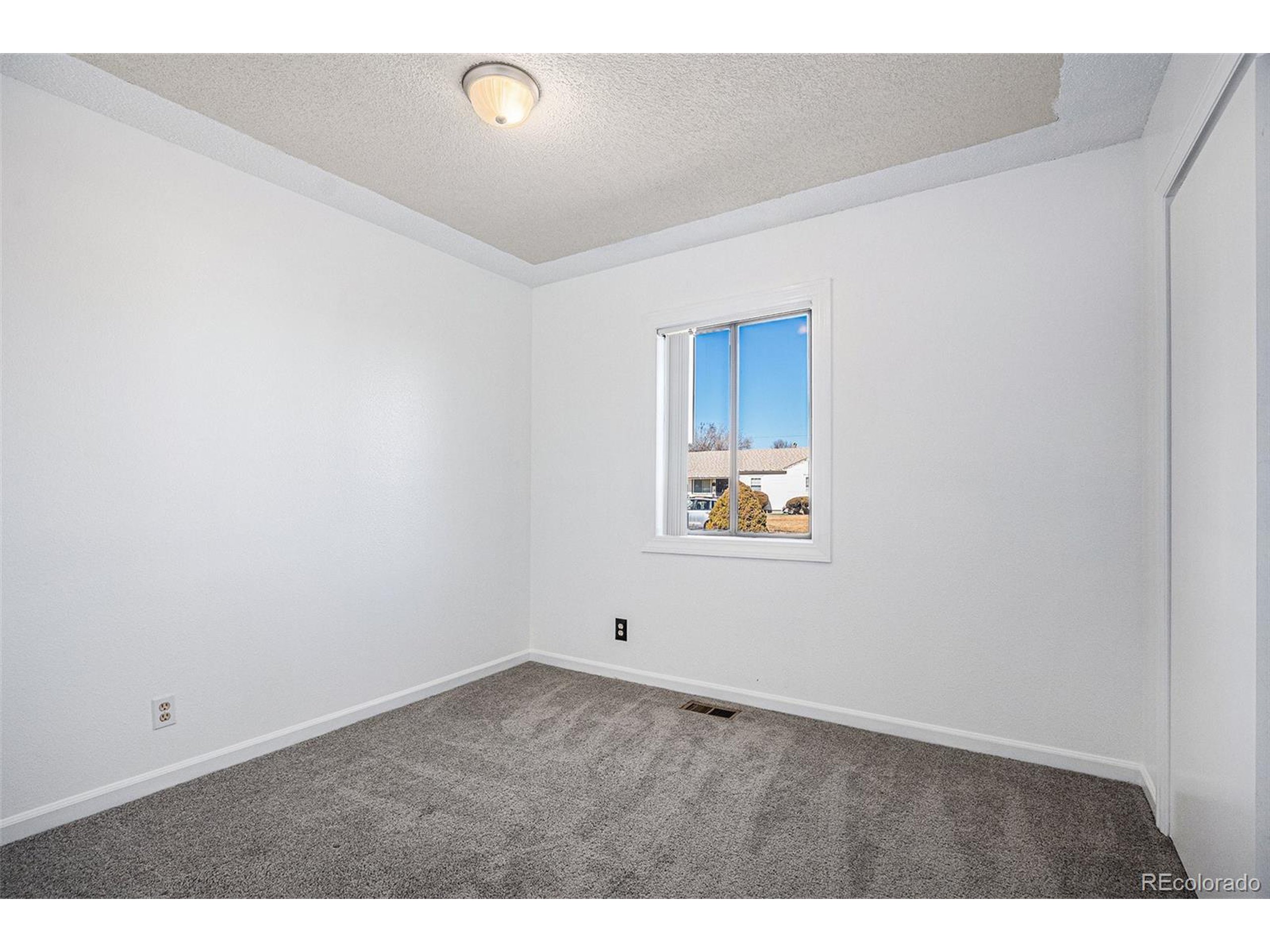 1940 E 95th Ave