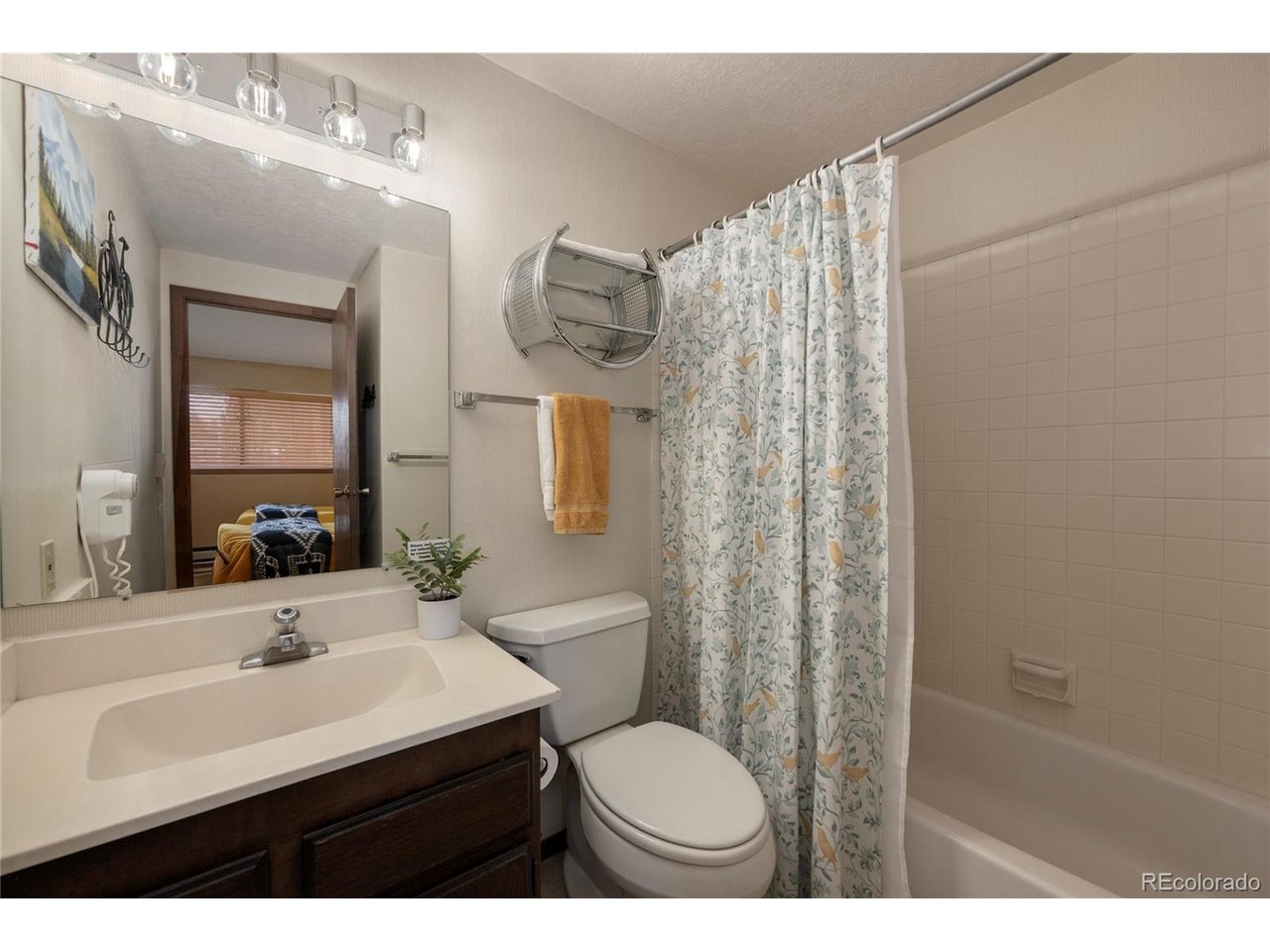 220 Village Dr 20-203