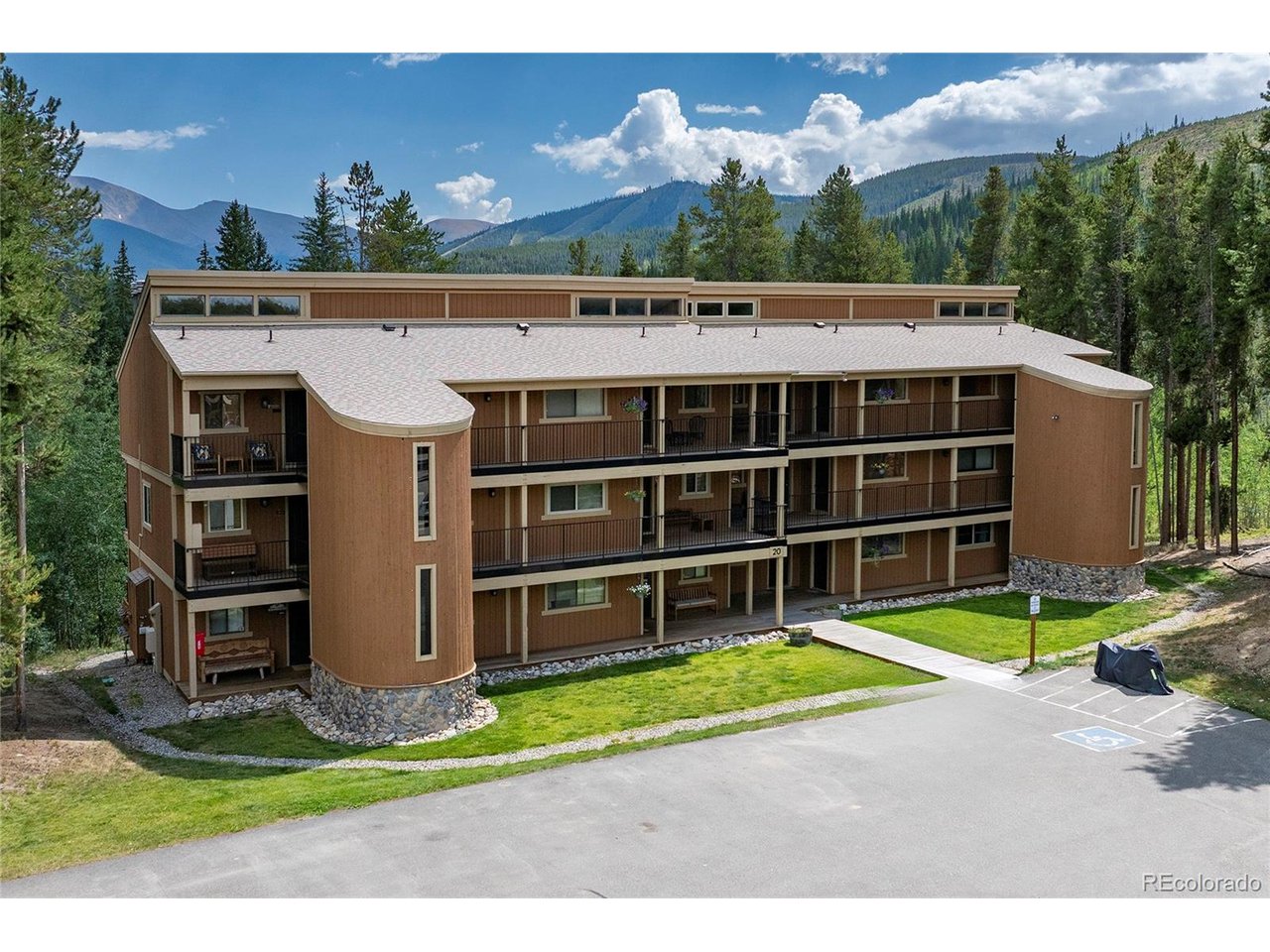 220 Village Dr 20-203