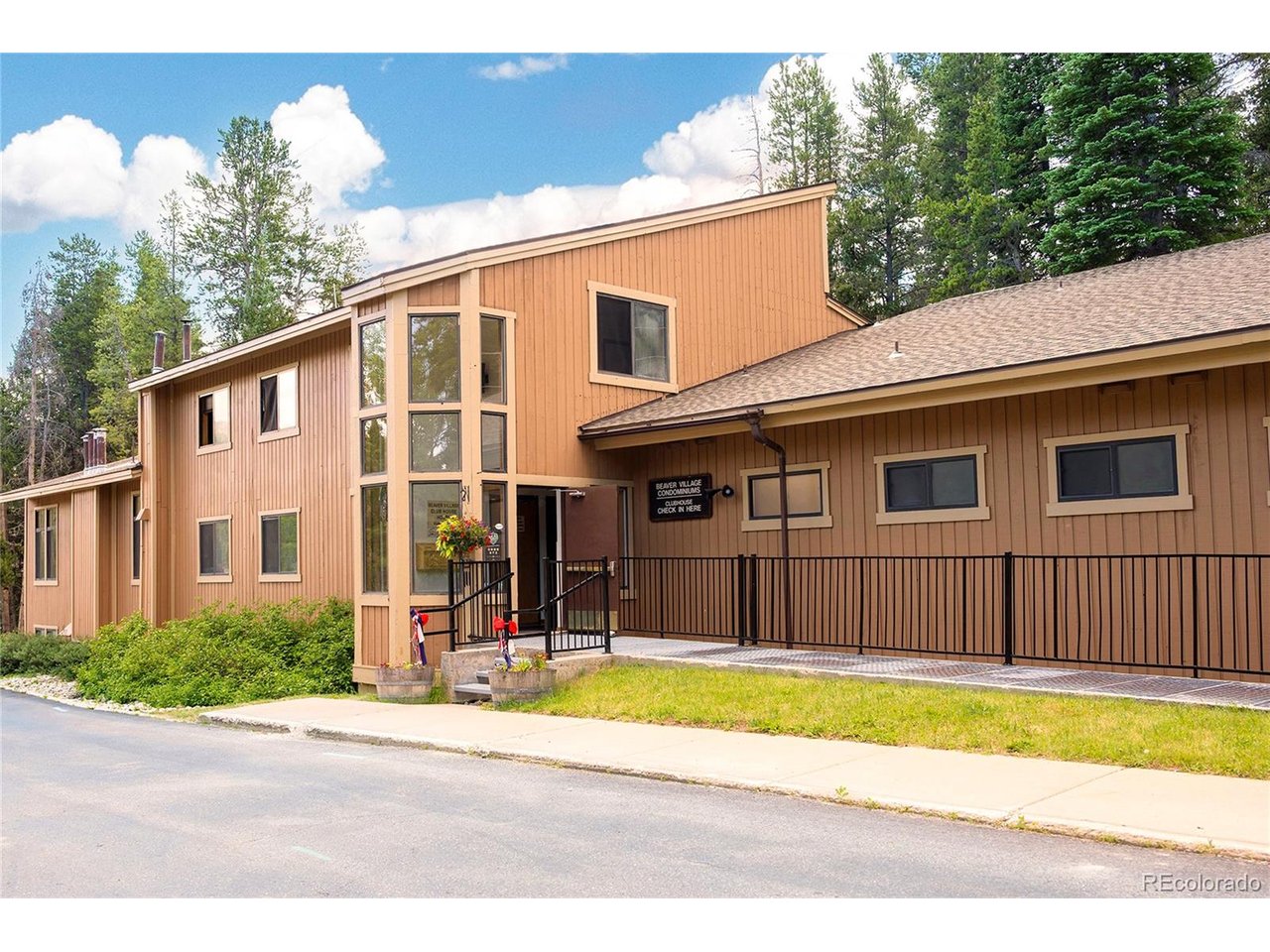 220 Village Dr 20-203