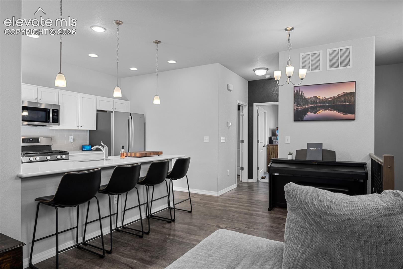 7410 Gorgeted Quail Grove