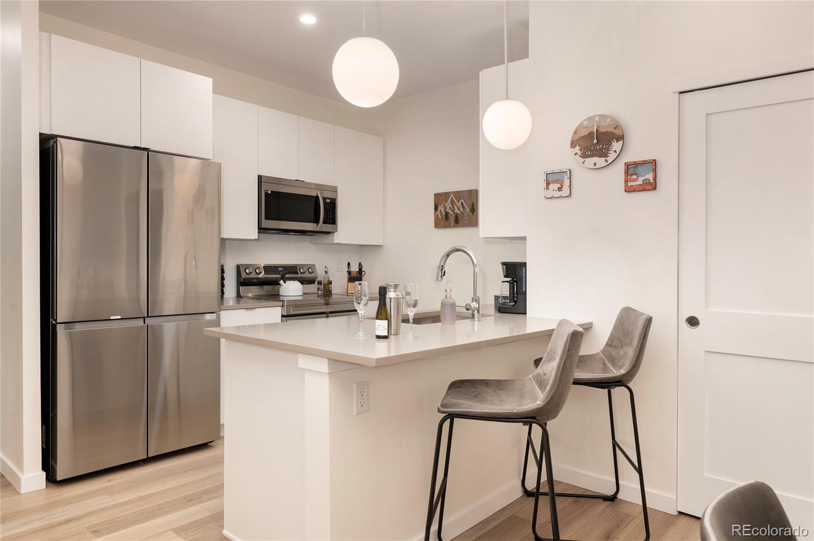 421 W Meadow Mile Unit: 4