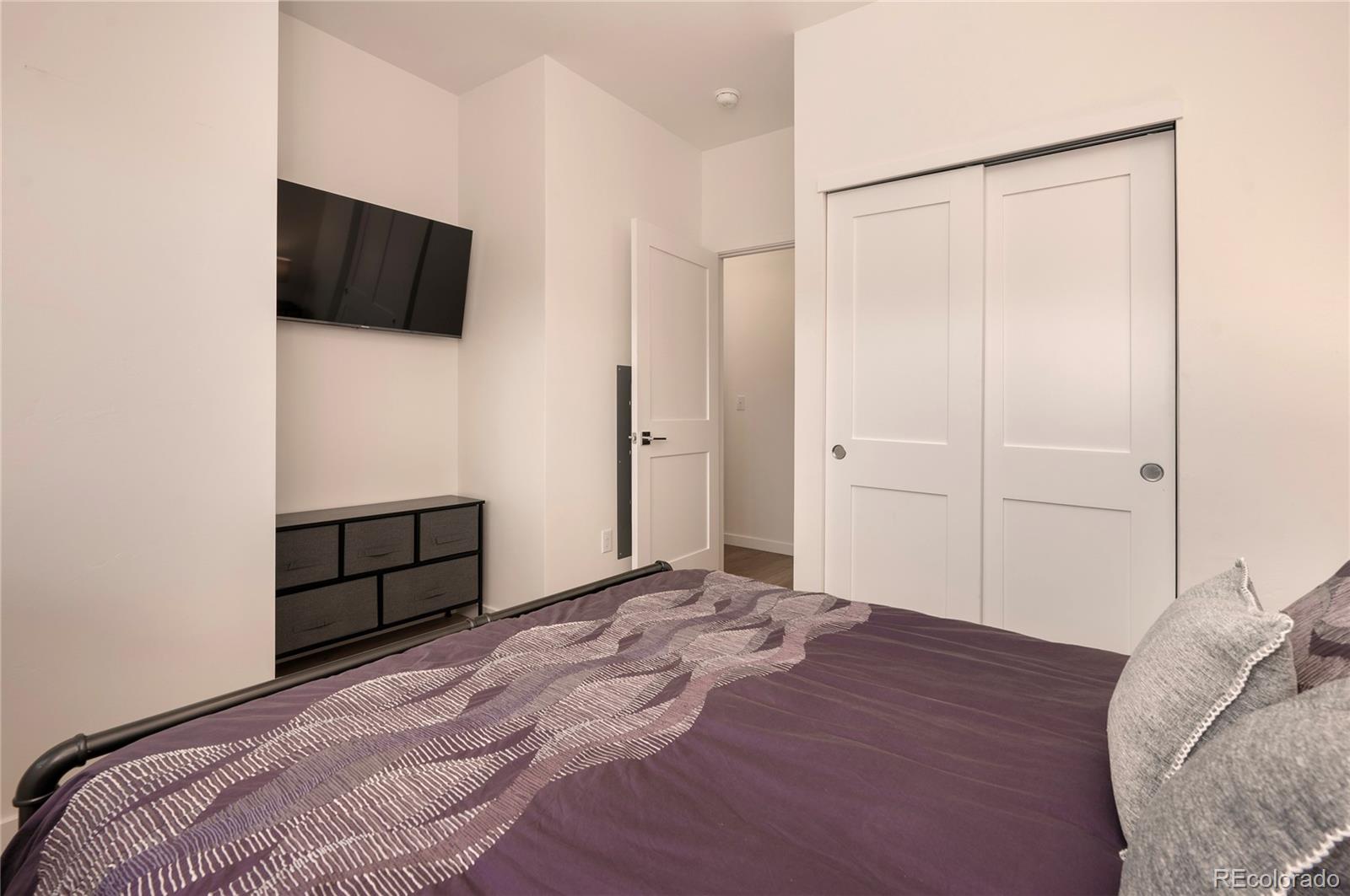 421 W Meadow Mile Unit: 4