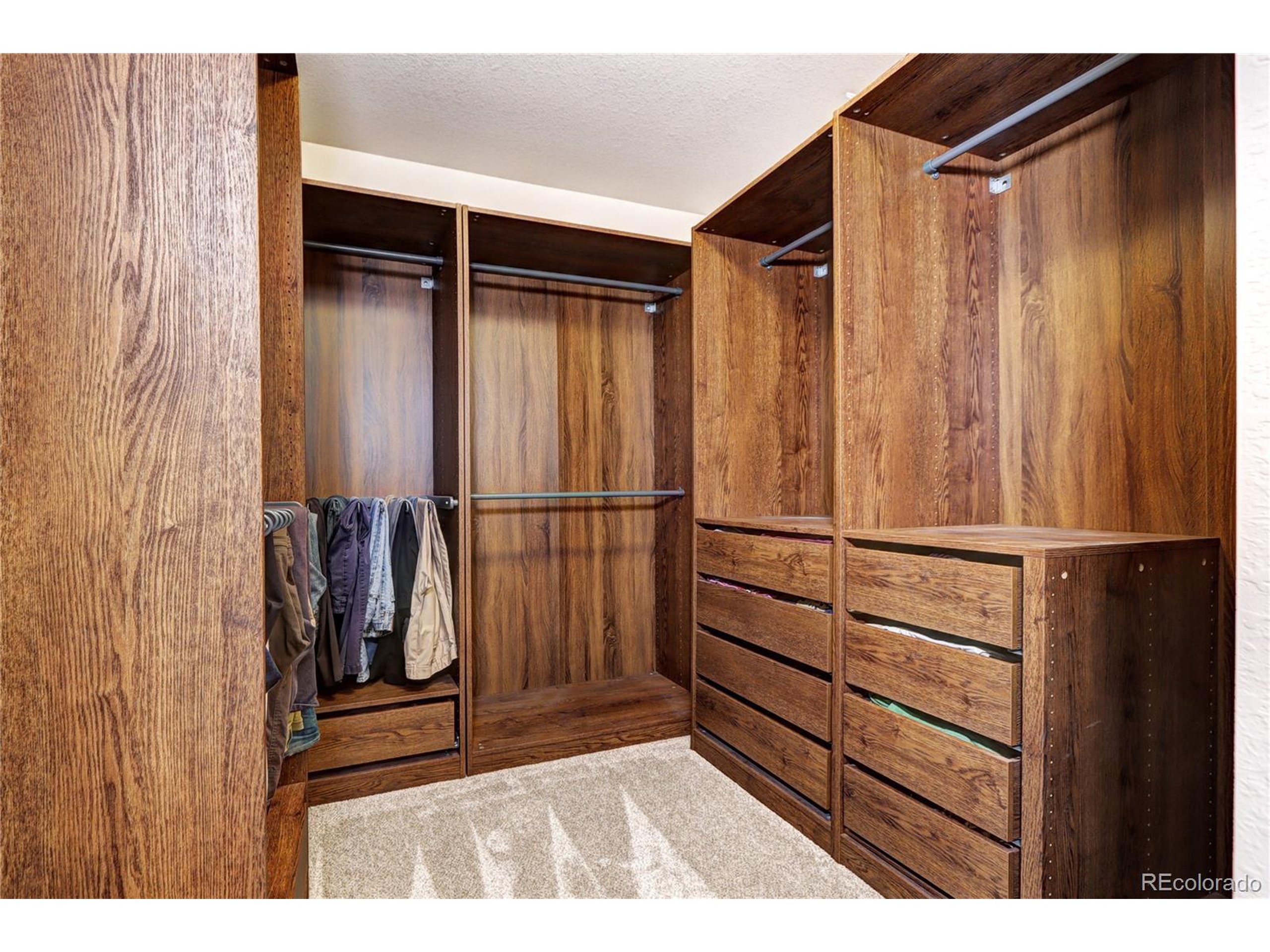 7353 S Queensburg St